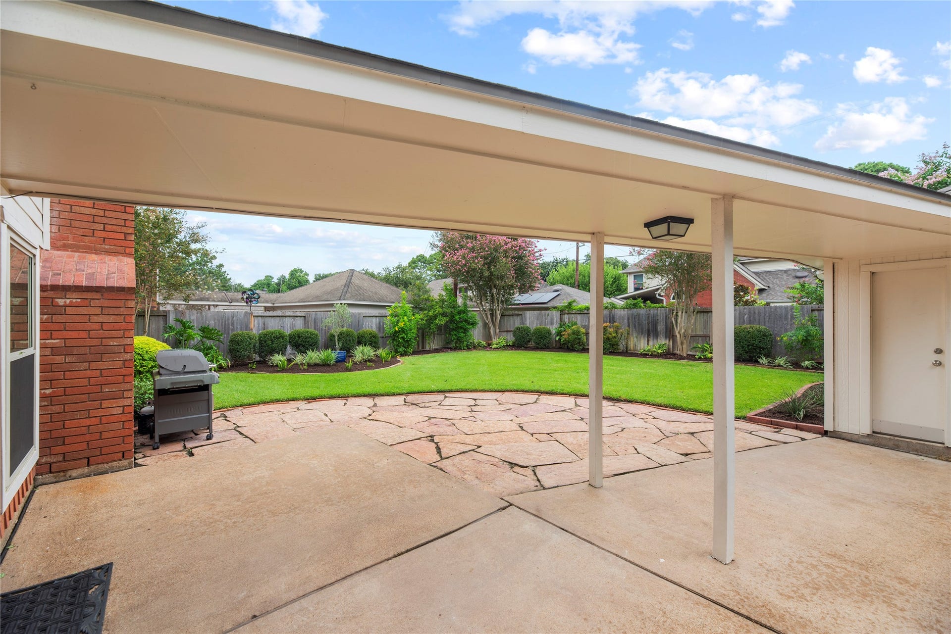 7426 Foxton Place Court, Houston, TX 77095 A covered breezeway connects the home & detached garage, opening to an expansive flagstone patio & beautifully landscaped backyard with a full sprinkler system, ready for outdoor dining, entertaining & relaxing.