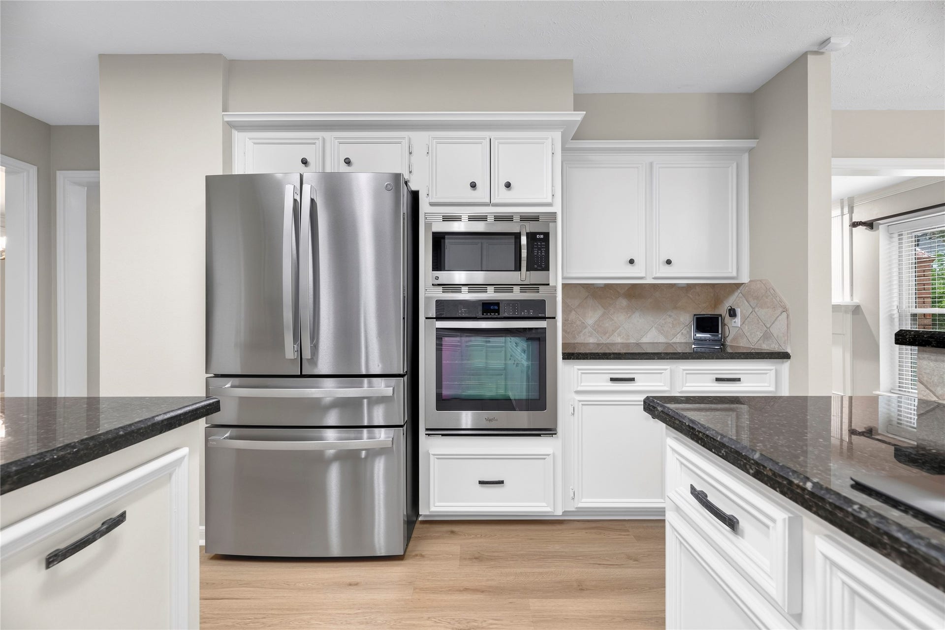 7426 Foxton Place Court, Houston, TX 77095 From quick weeknight dinners to weekend hosting, this kitchen has you covered with an open layout, bar seating at the breakfast area and easy access to both casual and formal dining areas. As an added bonus, the refrigerator stays!