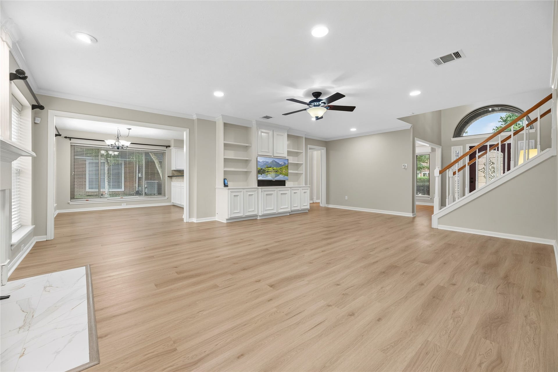 7426 Foxton Place Court, Houston, TX 77095 Open, airy & ready for real life, this spacious living room gives everyone room to spread out, settle in & simply enjoy the comforts of home. Updated LVP flooring throughout the 1st floor in October 2025 adds a fresh, polished finish.