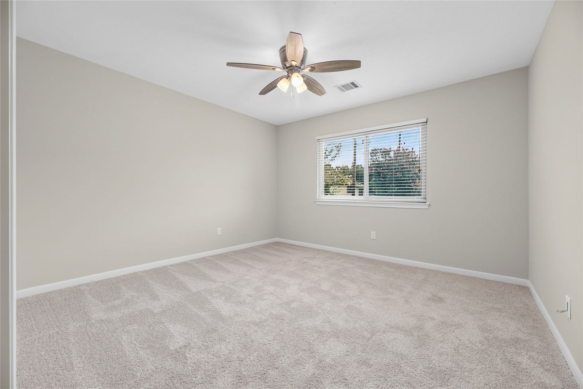 7426 Foxton Place Court, Houston, TX 77095 This flexible upstairs room with a nearby walk-in closet is ready to work around your lifestyle, whether you need a quiet home office or gym, a creative studio or a comfortable 5th bedroom.