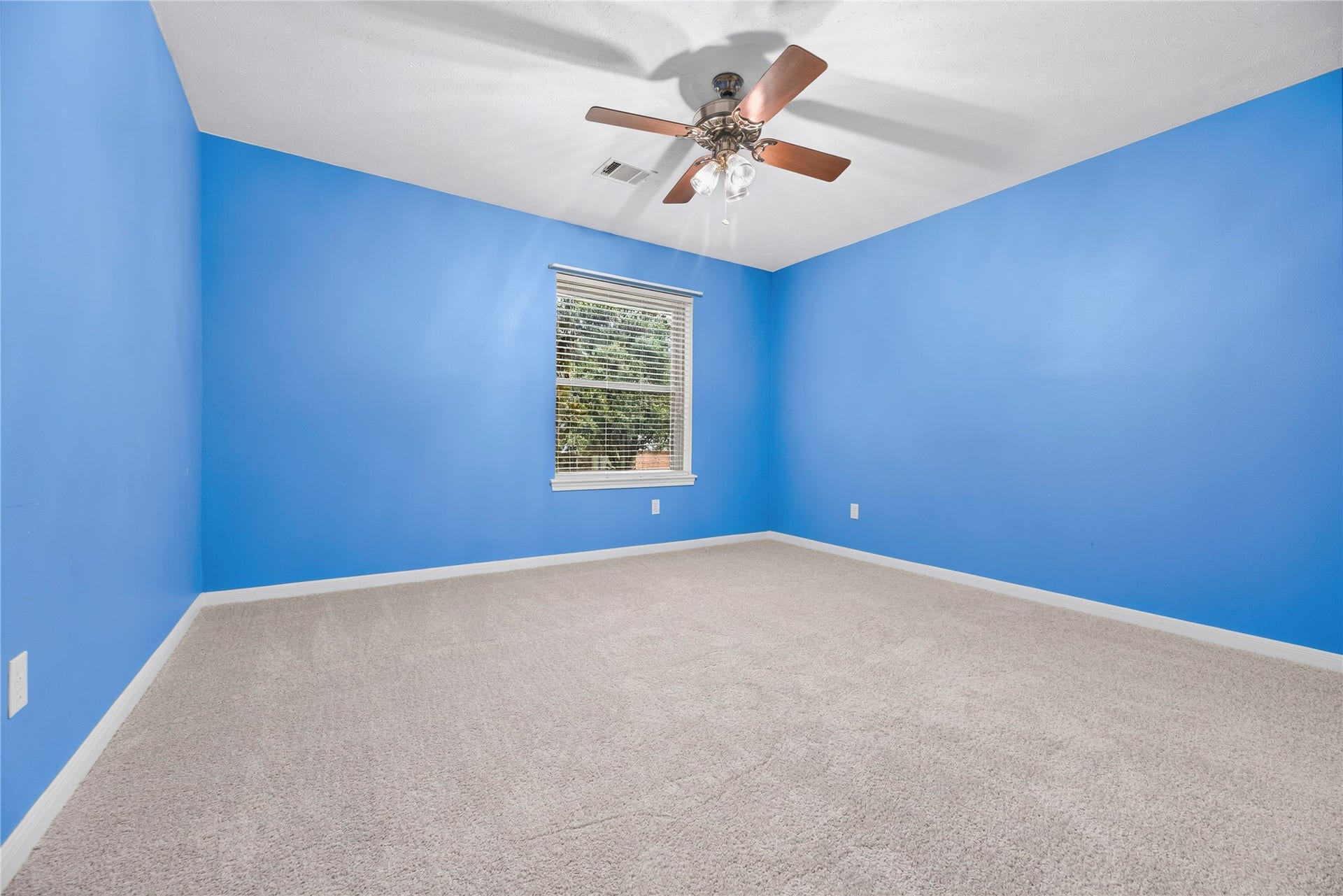 7426 Foxton Place Court, Houston, TX 77095 With 3 upstairs bedrooms plus a bonus room that could easily serve as a 5th bedroom, you will always have room for company. Wrapped in a moody blue palette, this roomy retreat offers plenty of floor space for furnishings and personal touches, ample closet storage and easy access to a full bathroom.