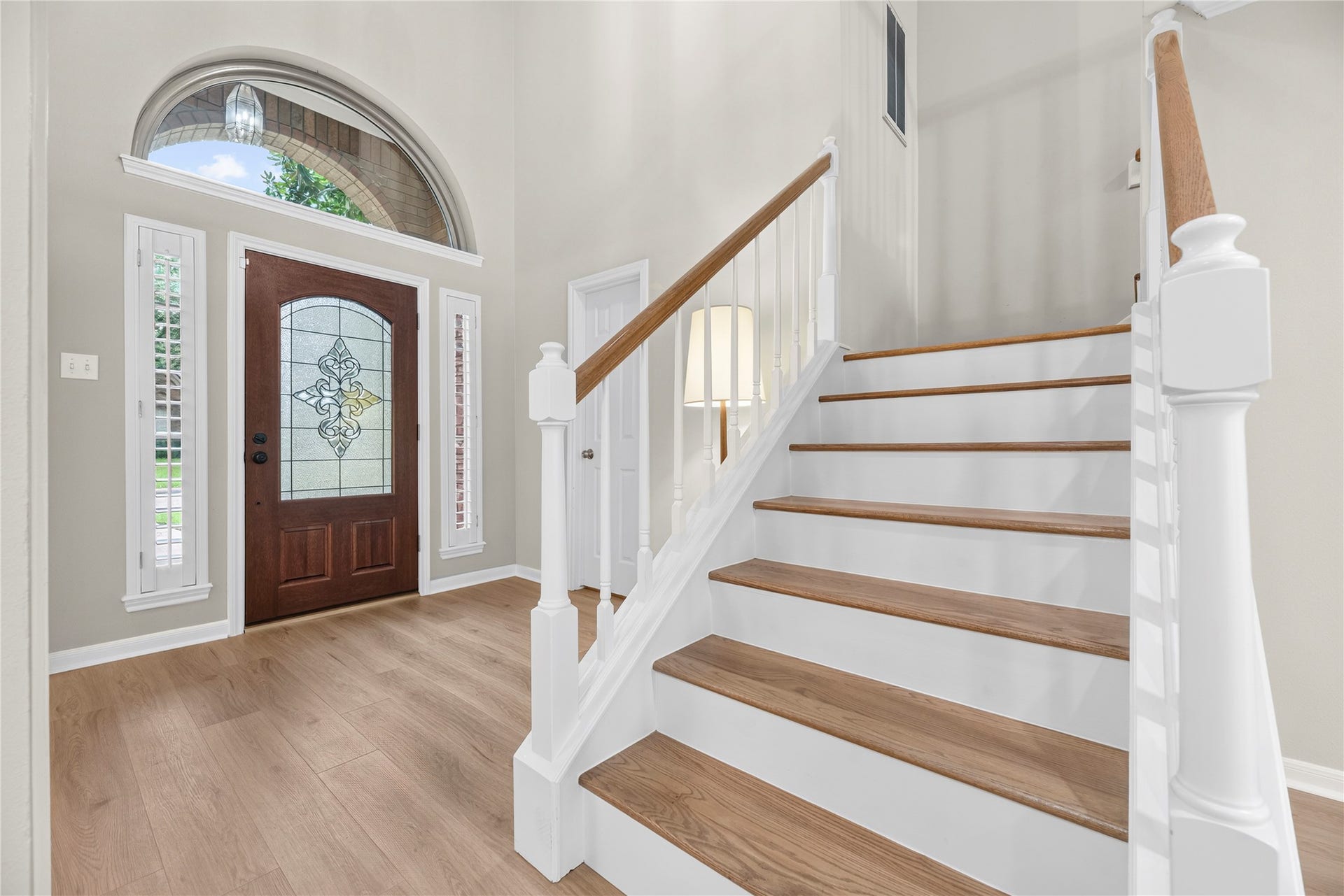 7426 Foxton Place Court, Houston, TX 77095 A stunning leaded glass front door, shuttered sidelights & an impressive palladium window above fill the foyer with natural light, while the oak hardwood staircase adds warmth & timeless character. It is a welcoming introduction to the comfortable, light-filled spaces found from the front door to the back.