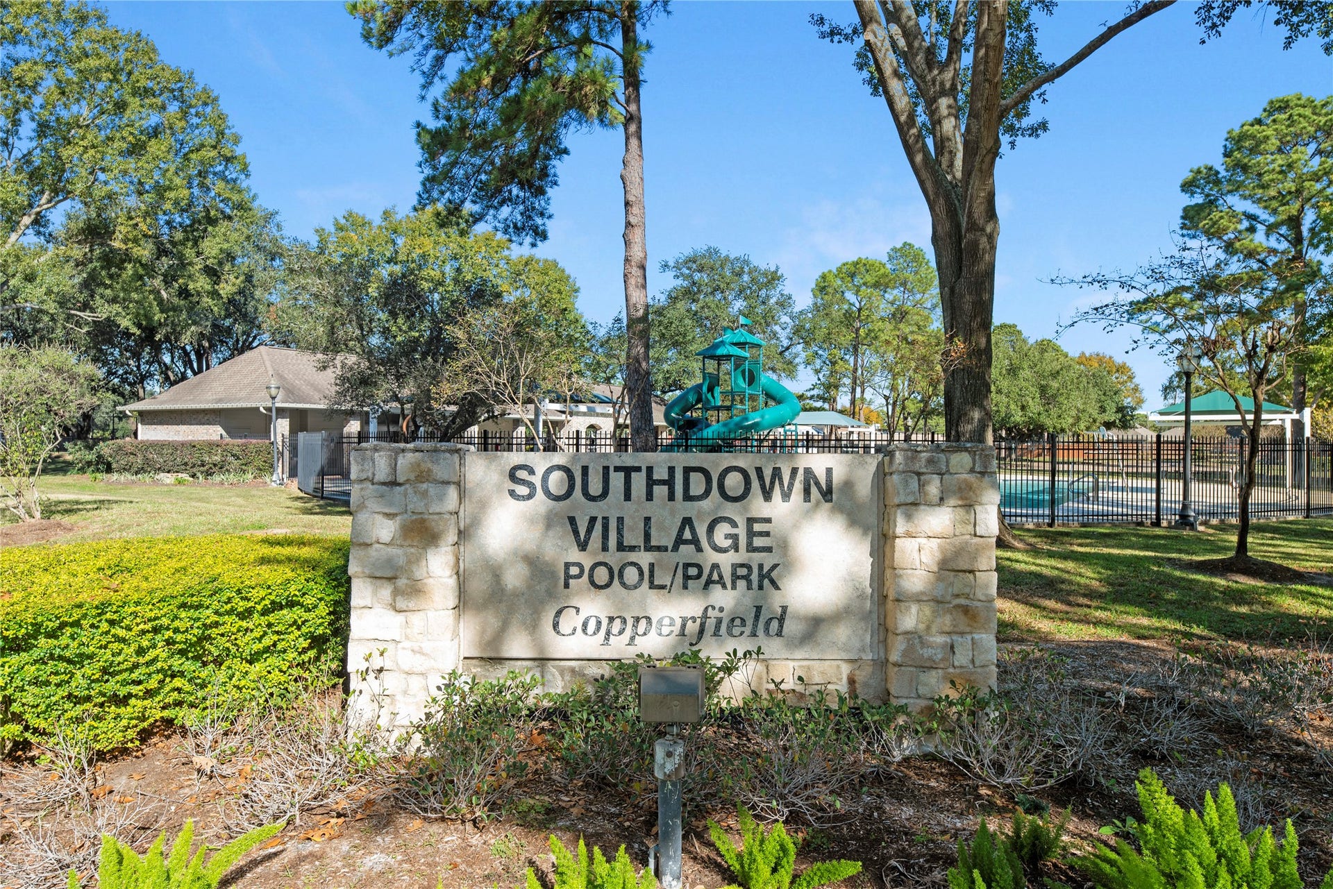 7426 Foxton Place Court, Houston, TX 77095 Youre going to love living & playing in Copperfields beautiful Southdown Village with friendly neighbors and amazing amenities.