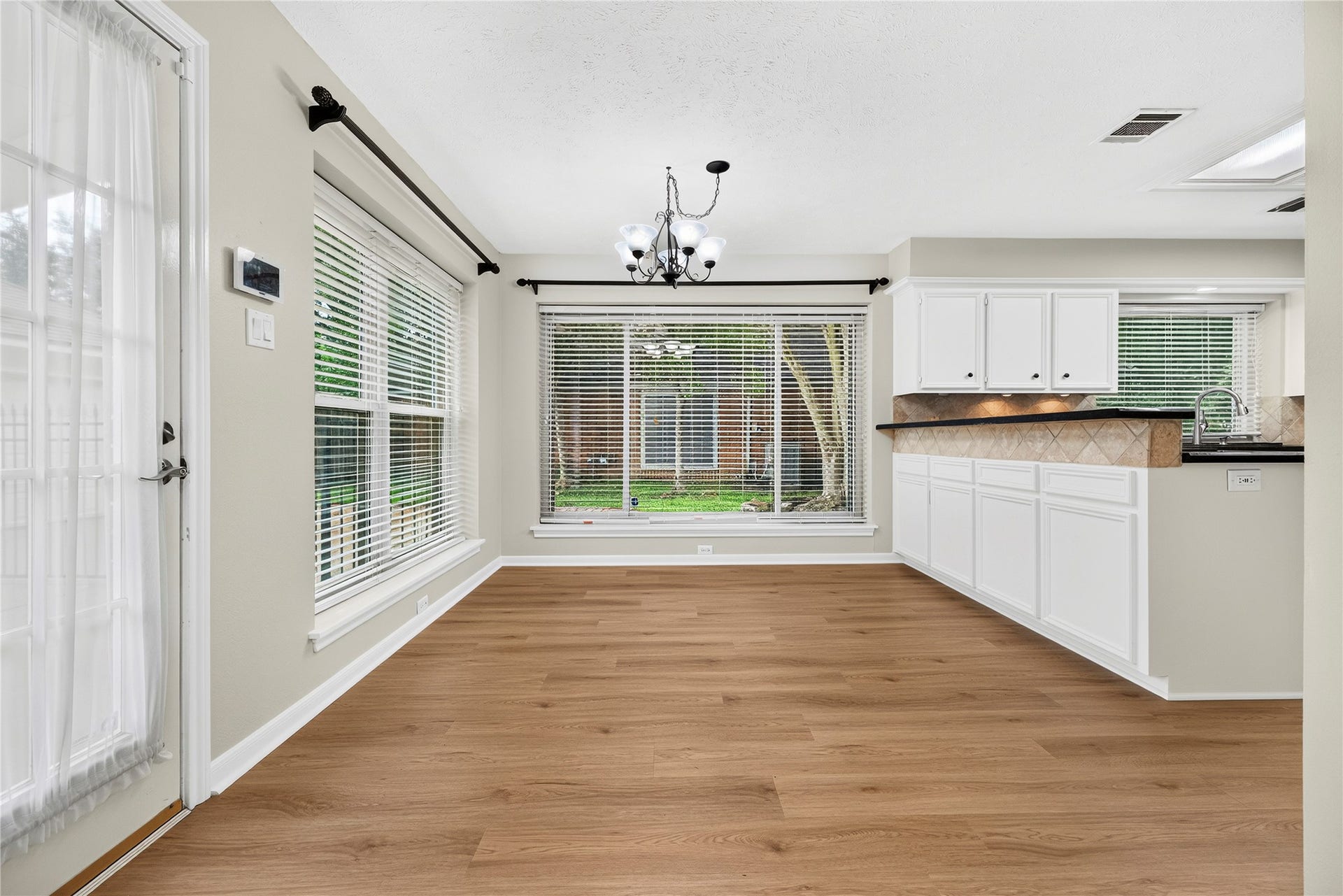7426 Foxton Place Court, Houston, TX 77095 Bathed in natural light from oversized vinyl double-pane windows installed in Oct 2020, the breakfast area has a bright, cheerful feel that makes everything from busy mornings to slow weekend brunches more enjoyable. Custom window coverings add a polished finishing touch.