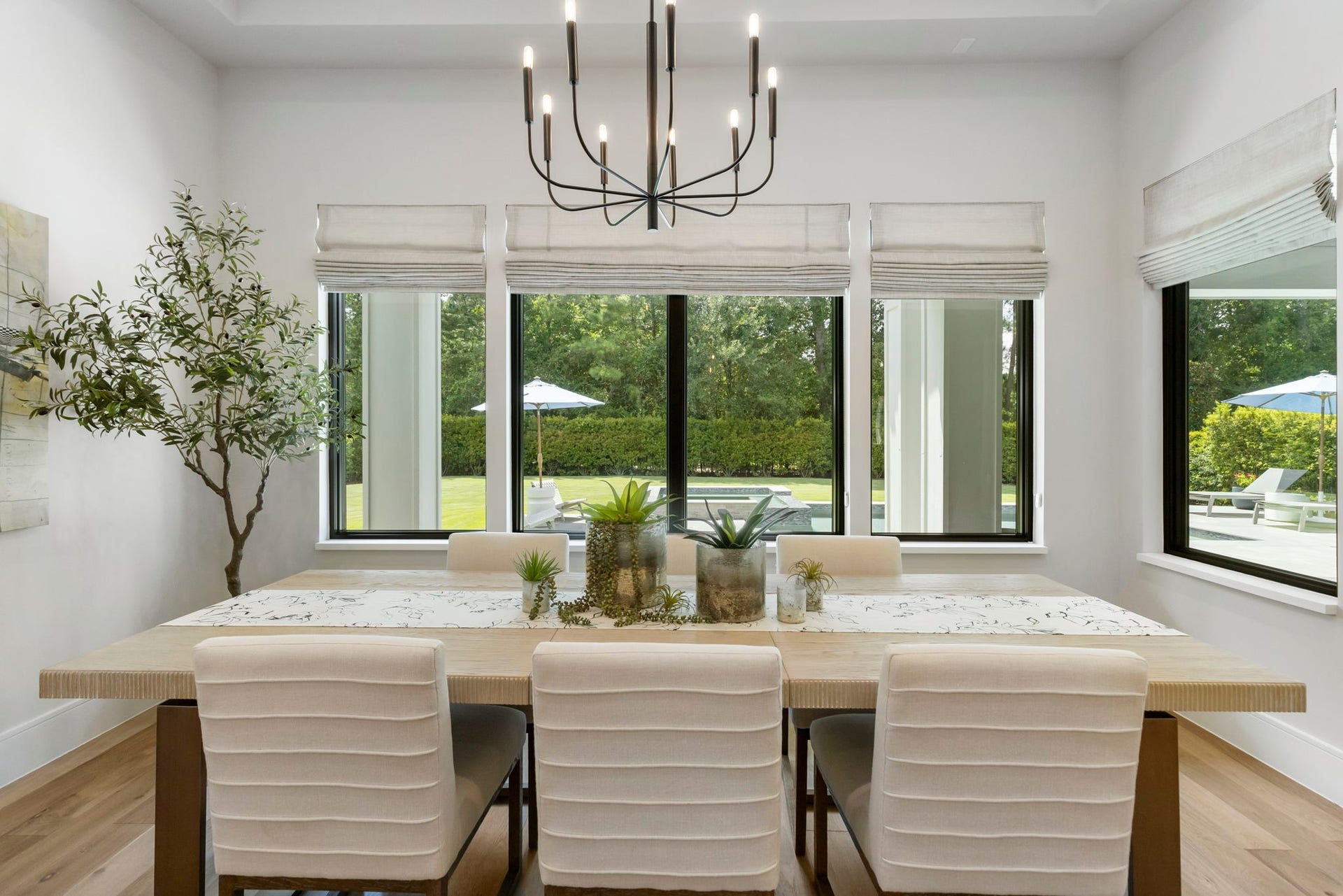 Pretty as a picture, the breakfast space speaks for itself!