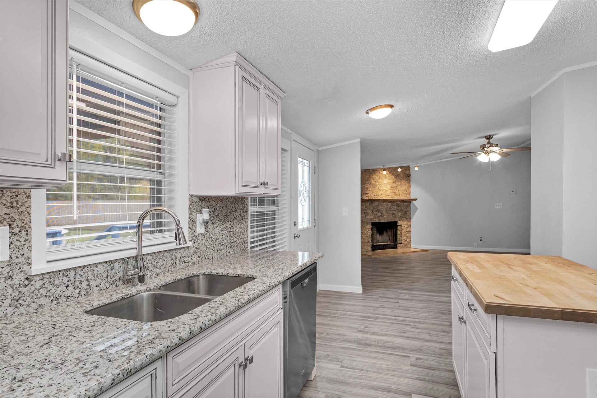 4621 Price Road, Montgomery, TX 77316 Open feeling to living and dining area with extra space for a breakfast nook