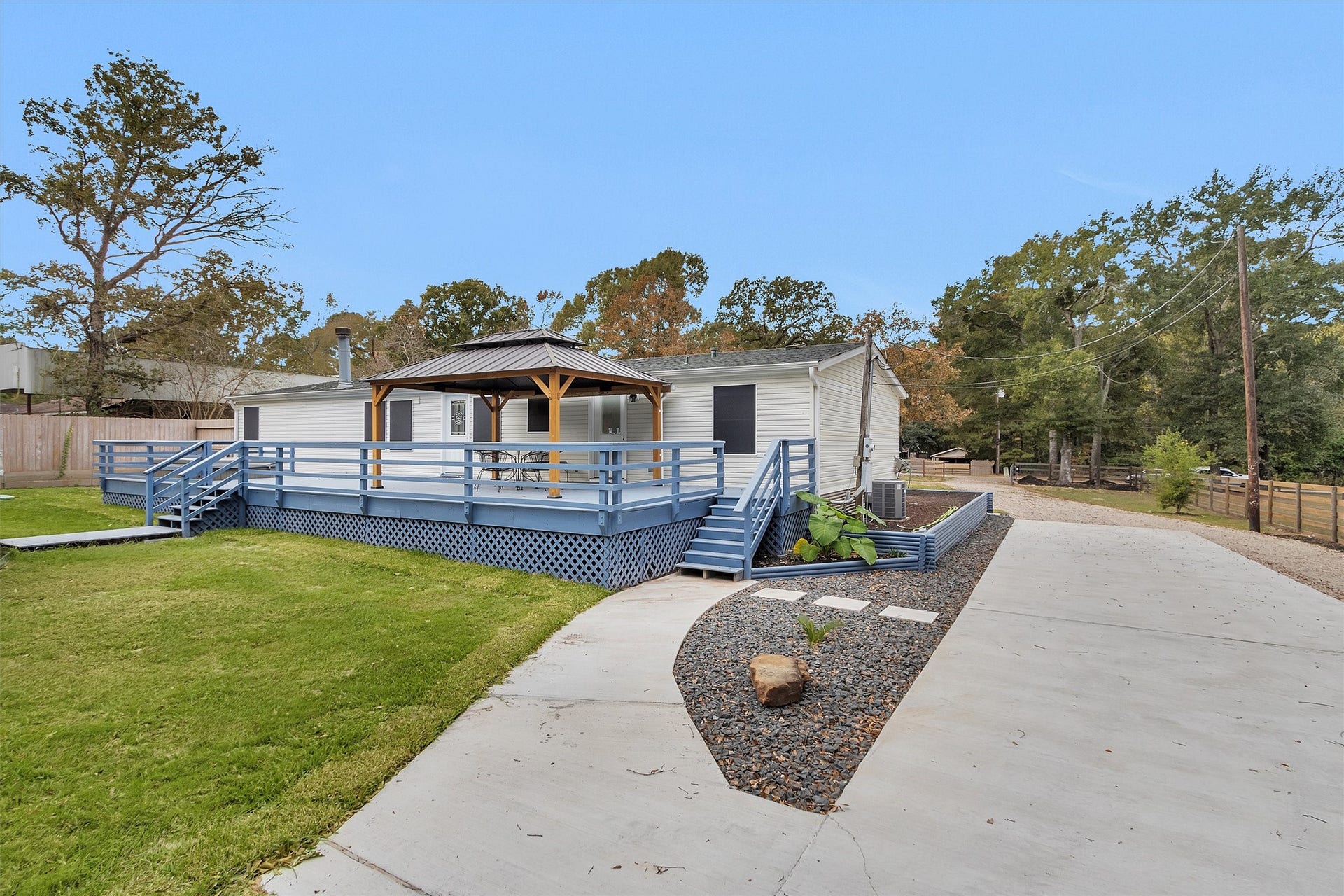 4621 Price Road, Montgomery, TX 77316 Thoughtful landscaping for easy maintenance