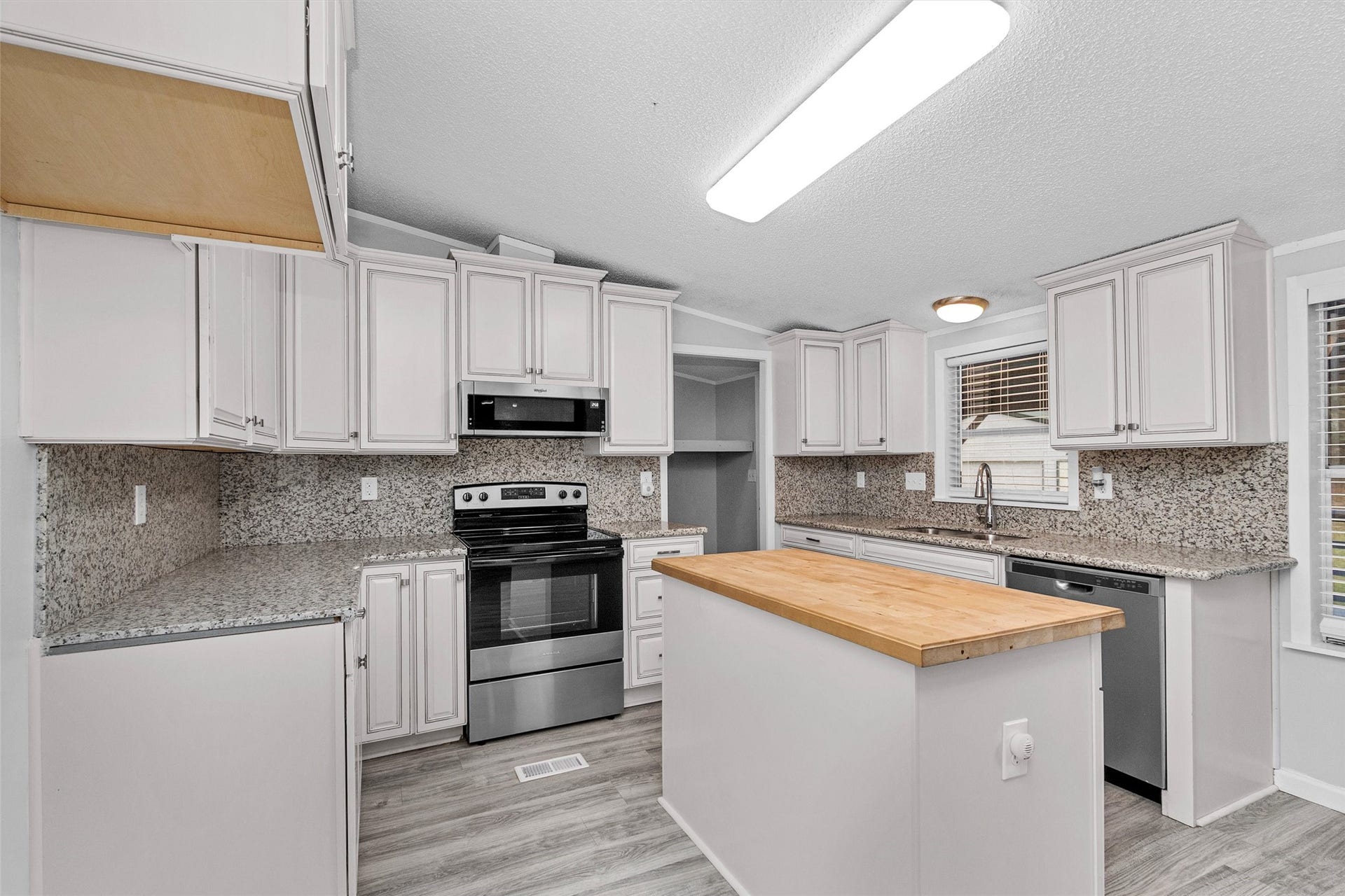 4621 Price Road, Montgomery, TX 77316 Top of the line appliances included