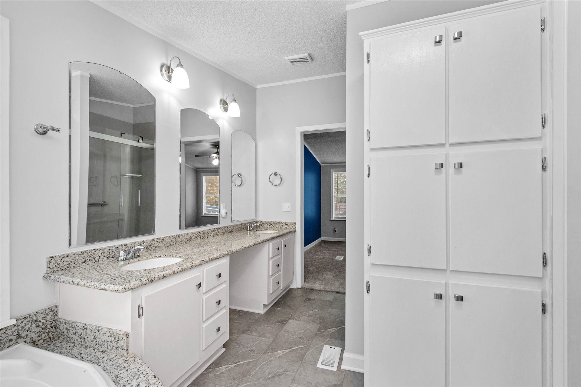 4621 Price Road, Montgomery, TX 77316 Water closet and even more storage!