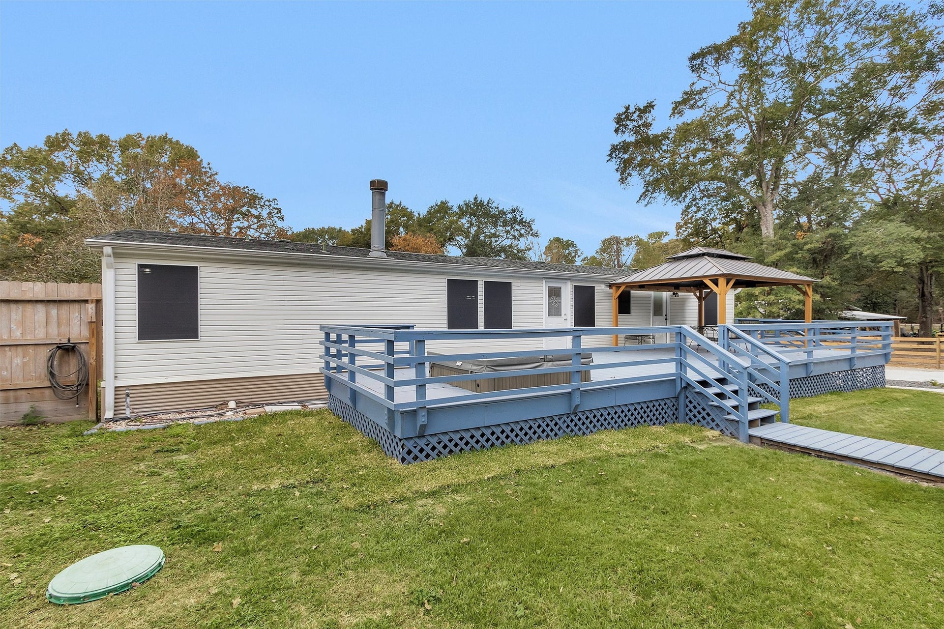 4621 Price Road, Montgomery, TX 77316 Relax in the privacy of your own backyard