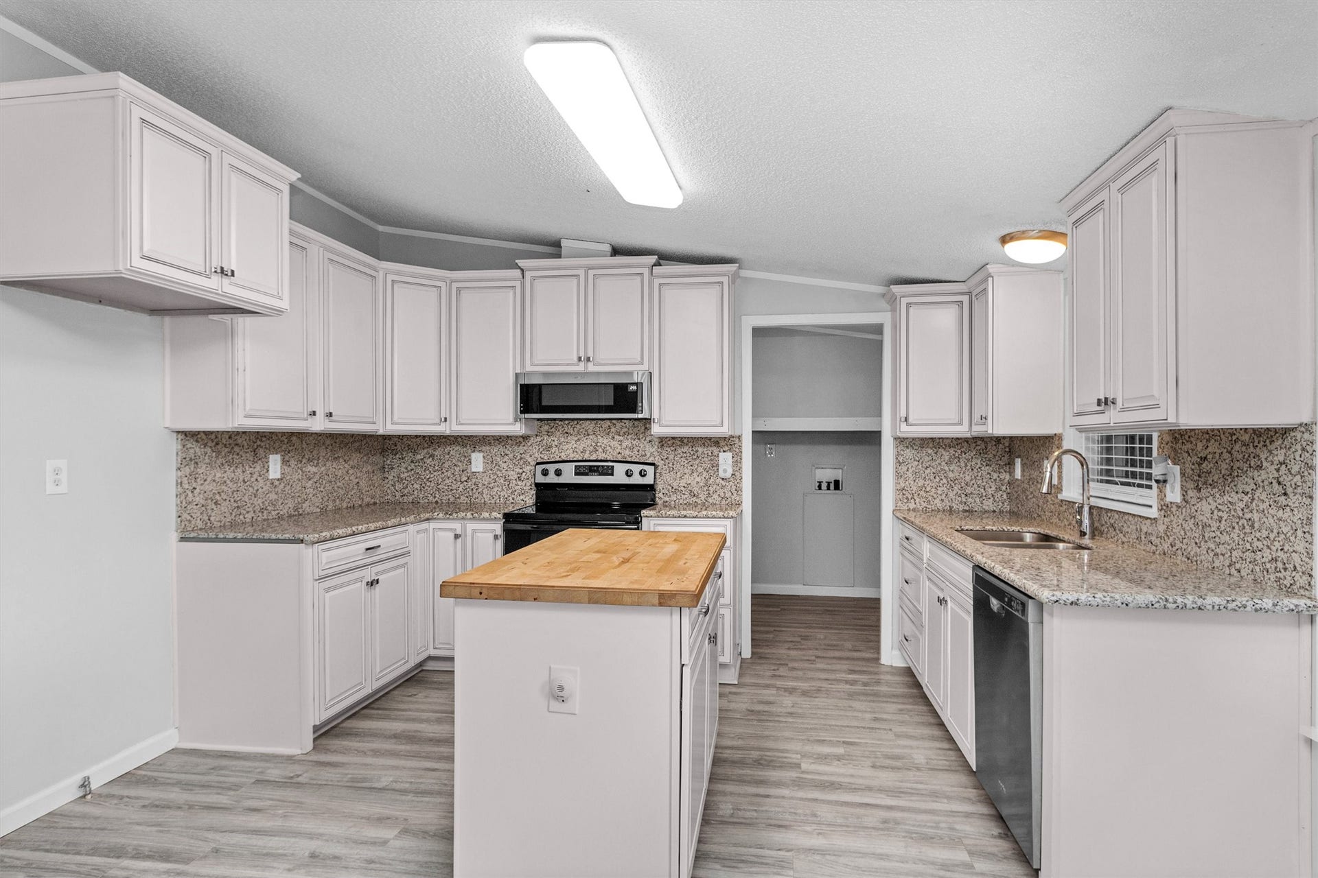4621 Price Road, Montgomery, TX 77316 Newly updated kitchen