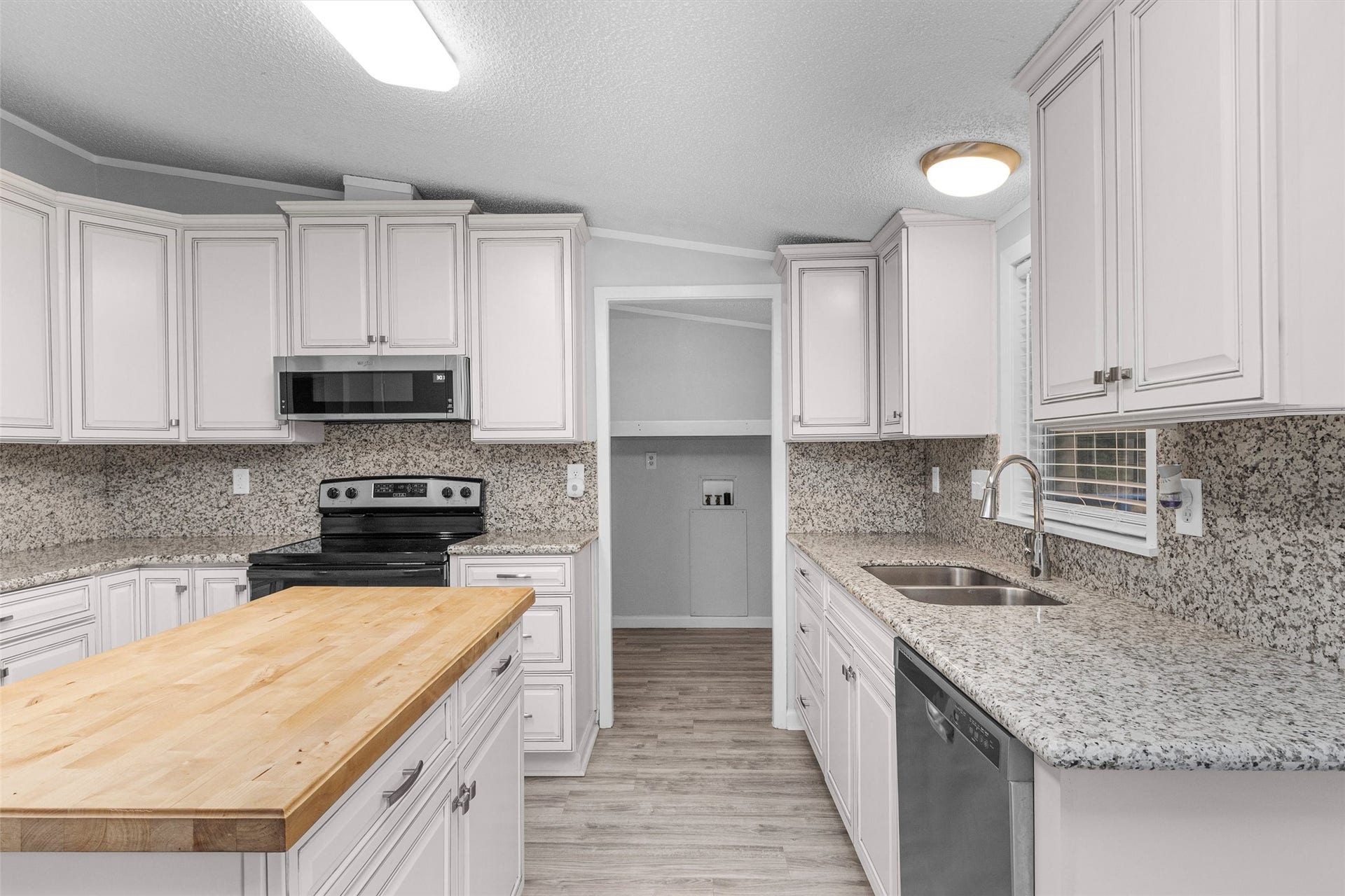 4621 Price Road, Montgomery, TX 77316 Butcher block island