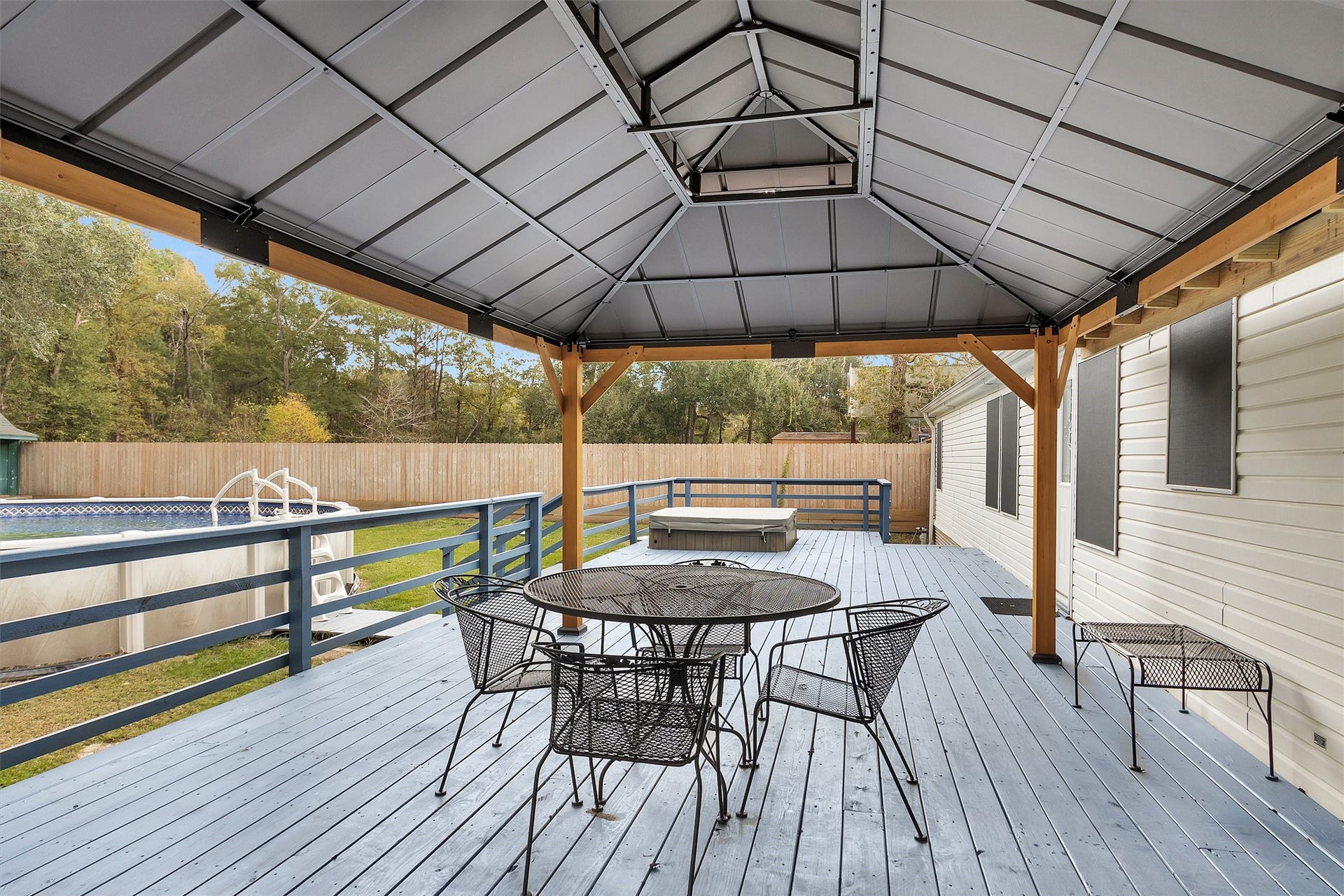 4621 Price Road, Montgomery, TX 77316 Large back deck w/ new pergola