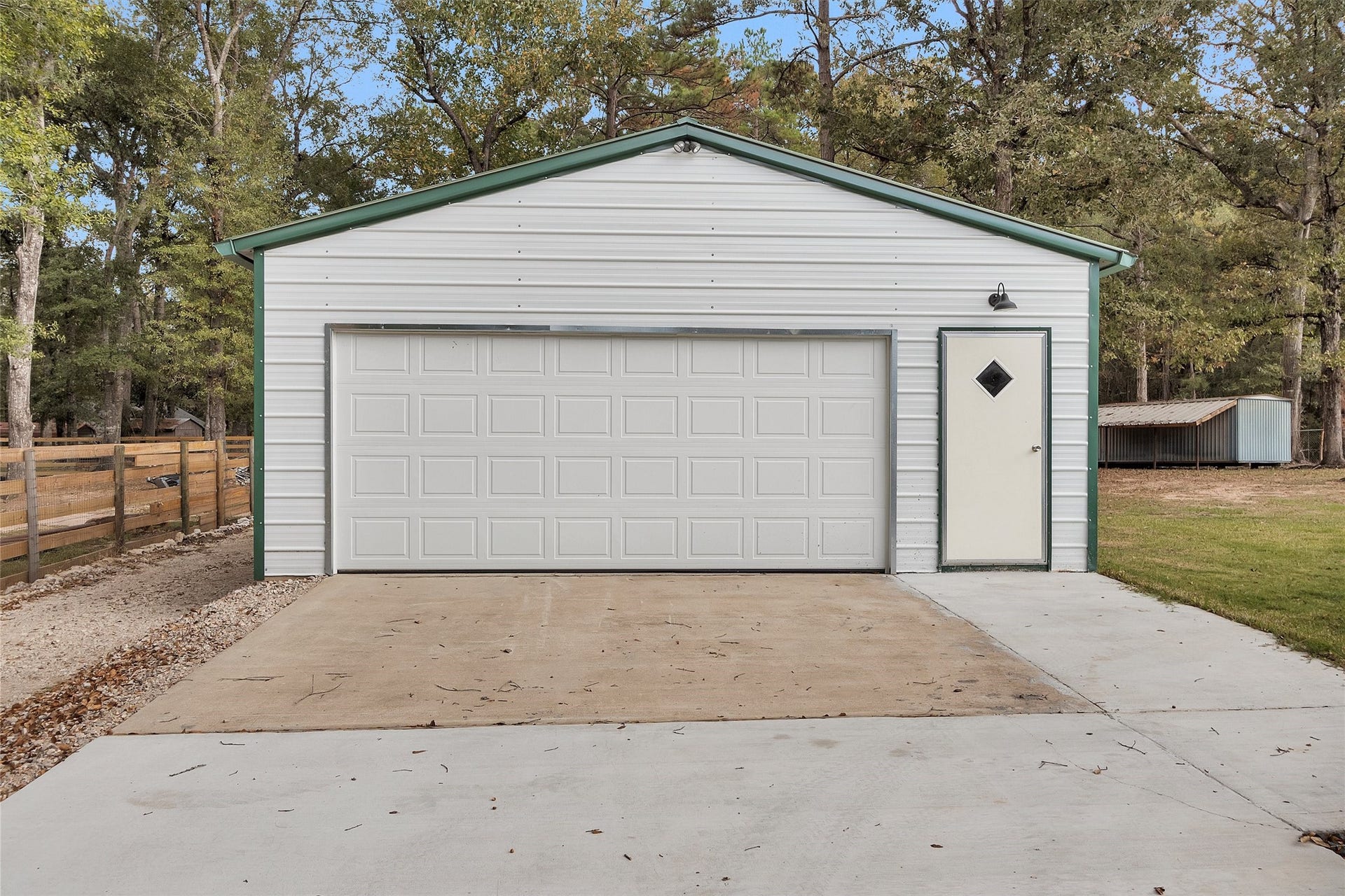 4621 Price Road, Montgomery, TX 77316 New oversized garage