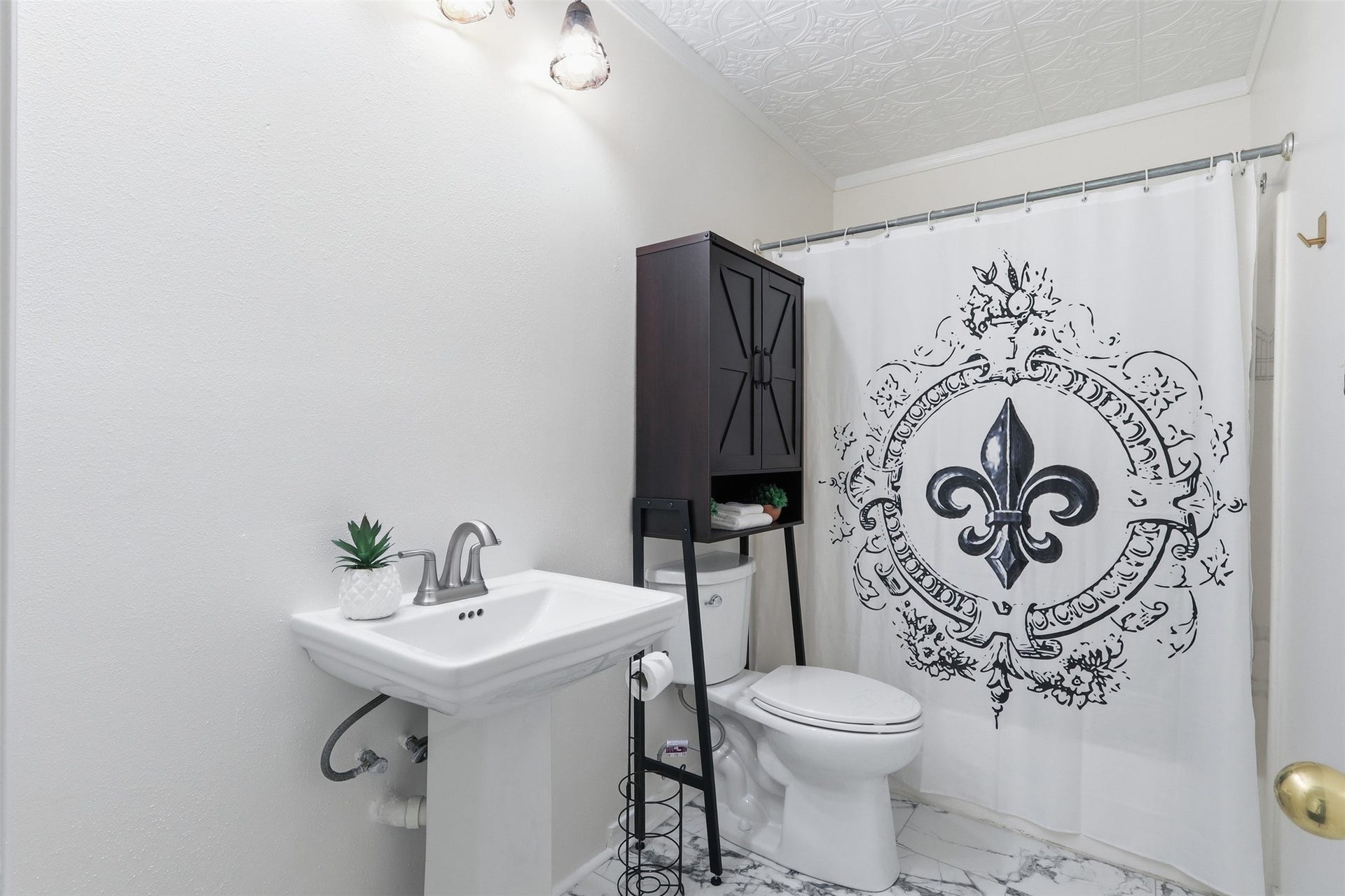 10 E Broken Oak Court, Spring, TX 77381 Upstairs secondary bathroom with beautiful flooring and molded ceilings.