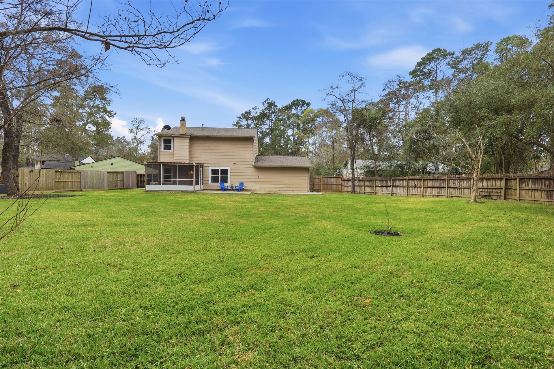 10 E Broken Oak Court, Spring, TX 77381 A spacious back yard with a sunroom and plenty of privacy is perfect for hosting, or enjoying the Texas sky with family. Perfect size for a pool!