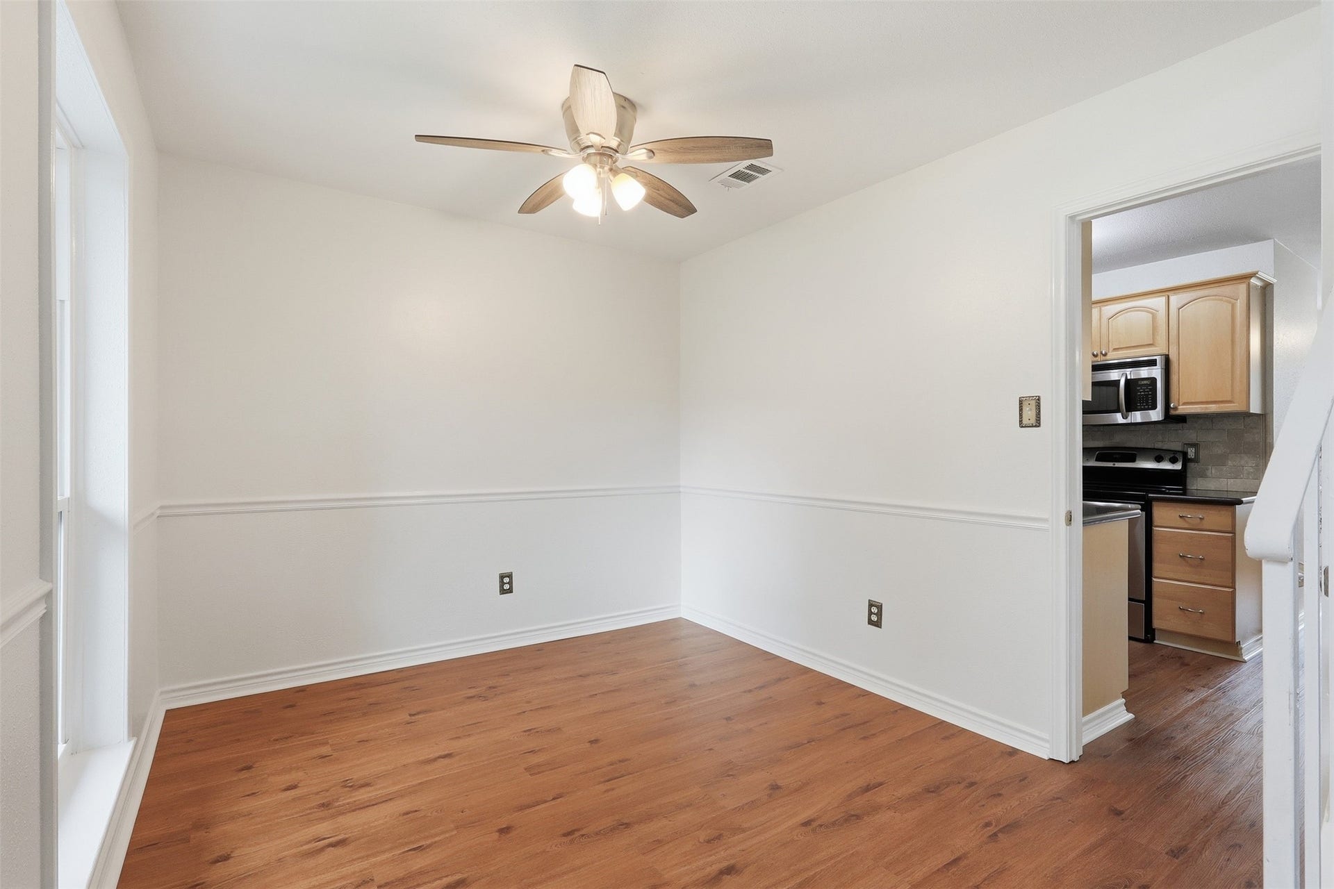 10 E Broken Oak Court, Spring, TX 77381 Spacious dining room with direct access to the kitchen. Perfect for family meal time or lavish dinner parties.