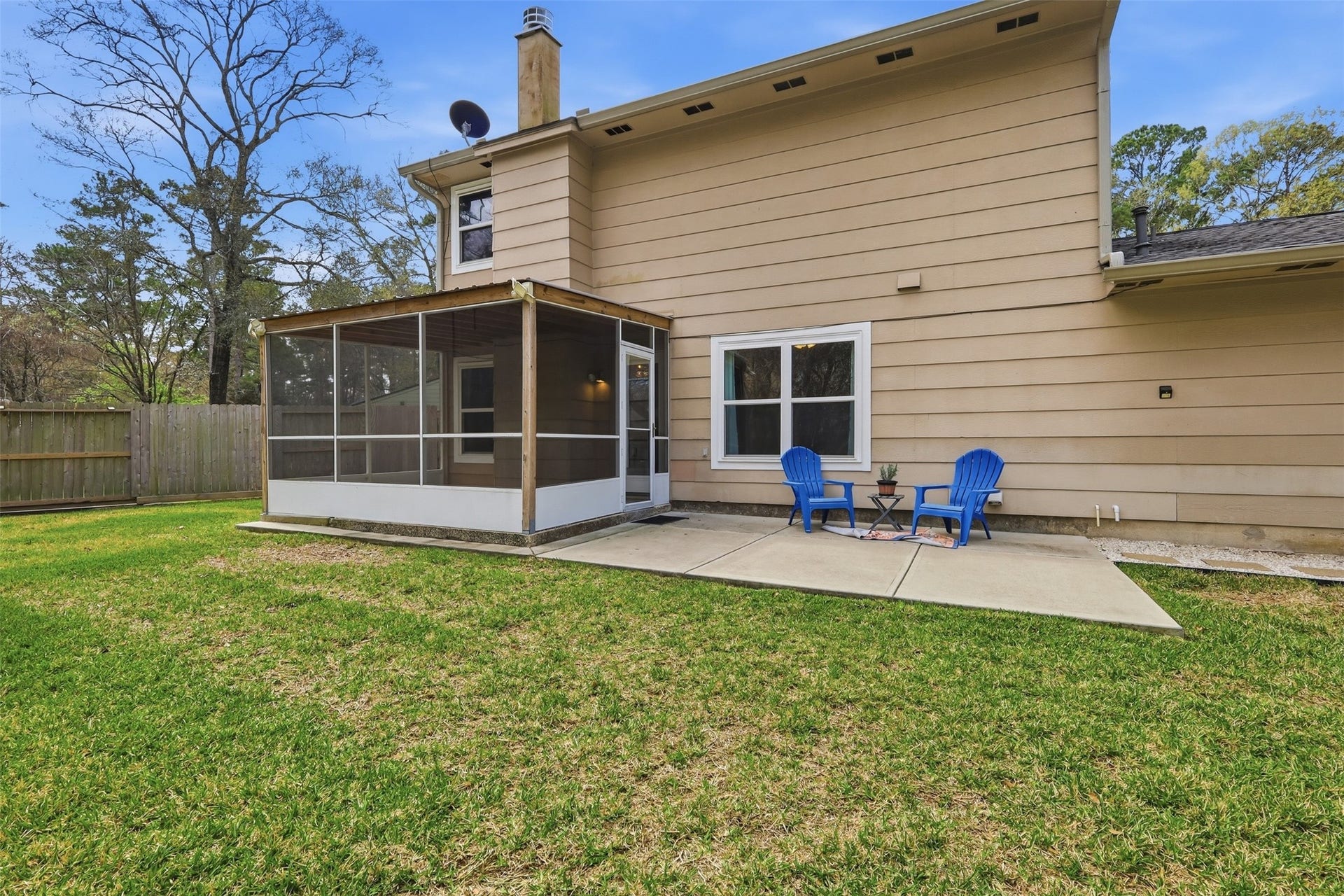 10 E Broken Oak Court, Spring, TX 77381 Enjoy the cozy backyard with a screened-in porch. The backyard offers a private and inviting entertainment space.
