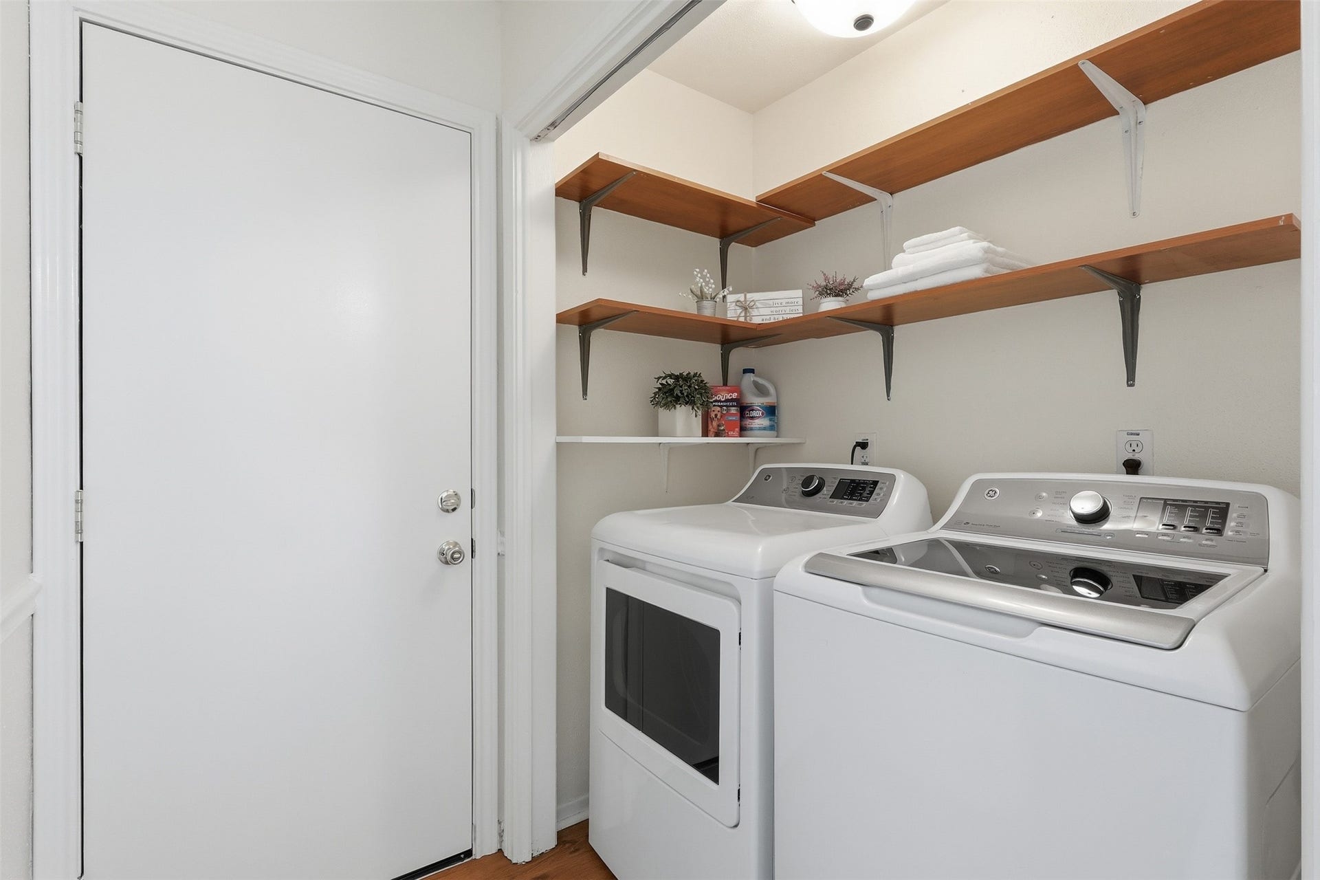 10 E Broken Oak Court, Spring, TX 77381 Tons of storage to keep your laundry room tidy and free from clutter!
