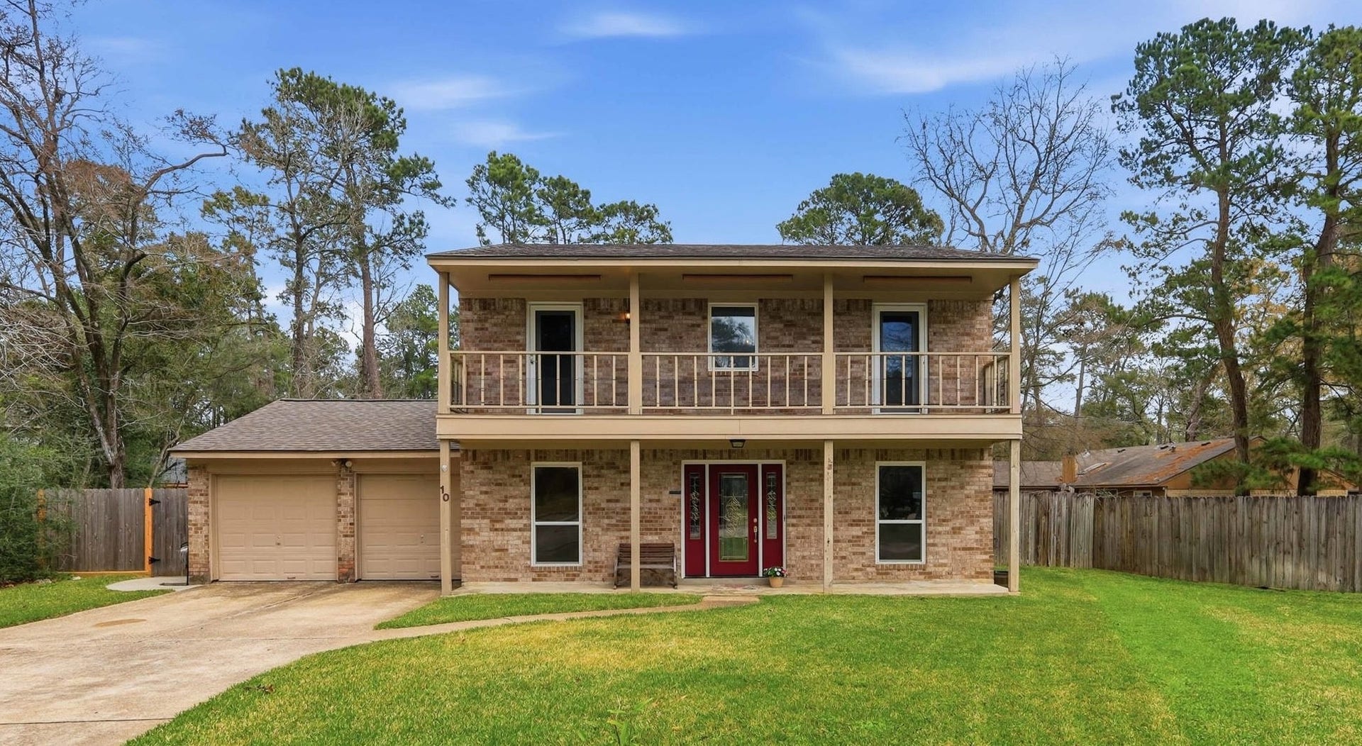 10 E Broken Oak Court, Spring, TX 77381 Welcome home to 10 E Broken Oak Court! A charming home on a cul de sac in The Woodlands.