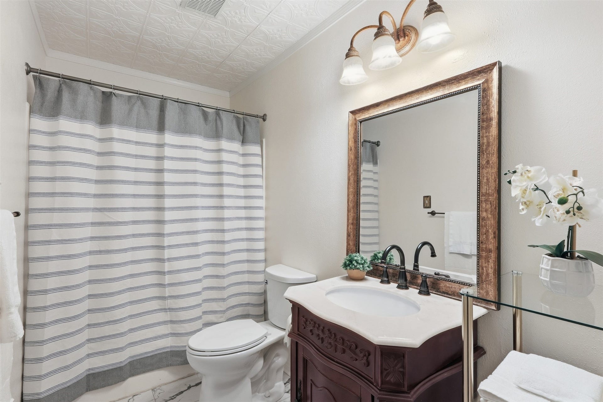 10 E Broken Oak Court, Spring, TX 77381 Primary bathroom with tub shower combo, perfect for soaking away any stresses!