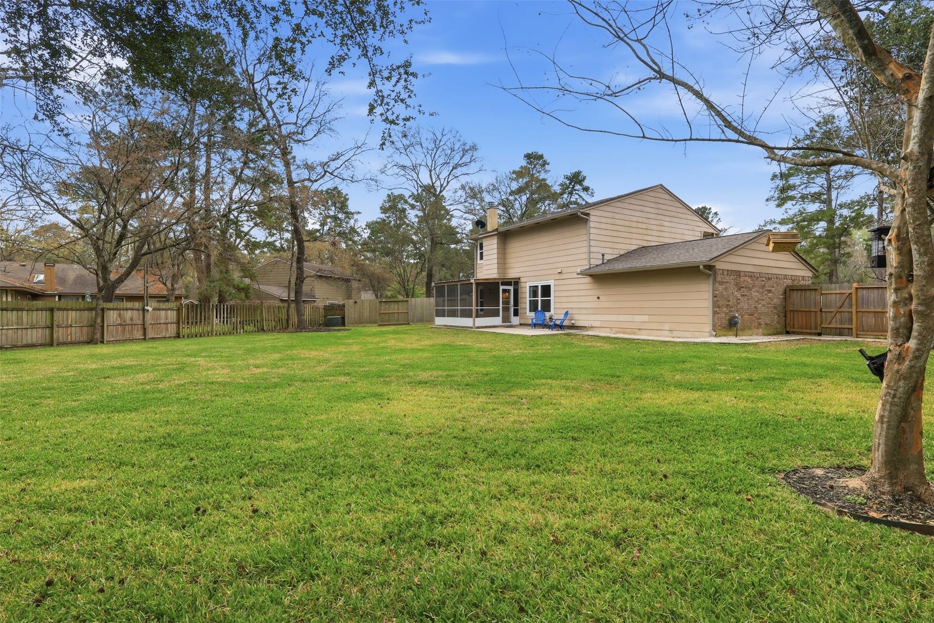 10 E Broken Oak Court, Spring, TX 77381 Large lush lawn! Wonderful for Cornhole at the family gathering!