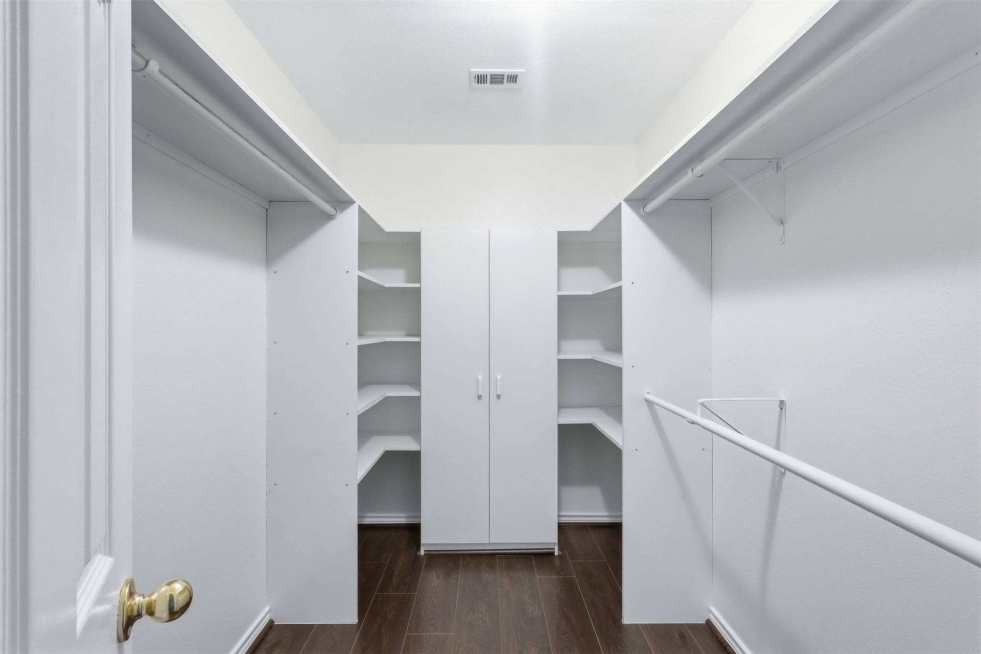 10 E Broken Oak Court, Spring, TX 77381 Spacious walk in closet, plenty of room for clothes, shoes, and more!