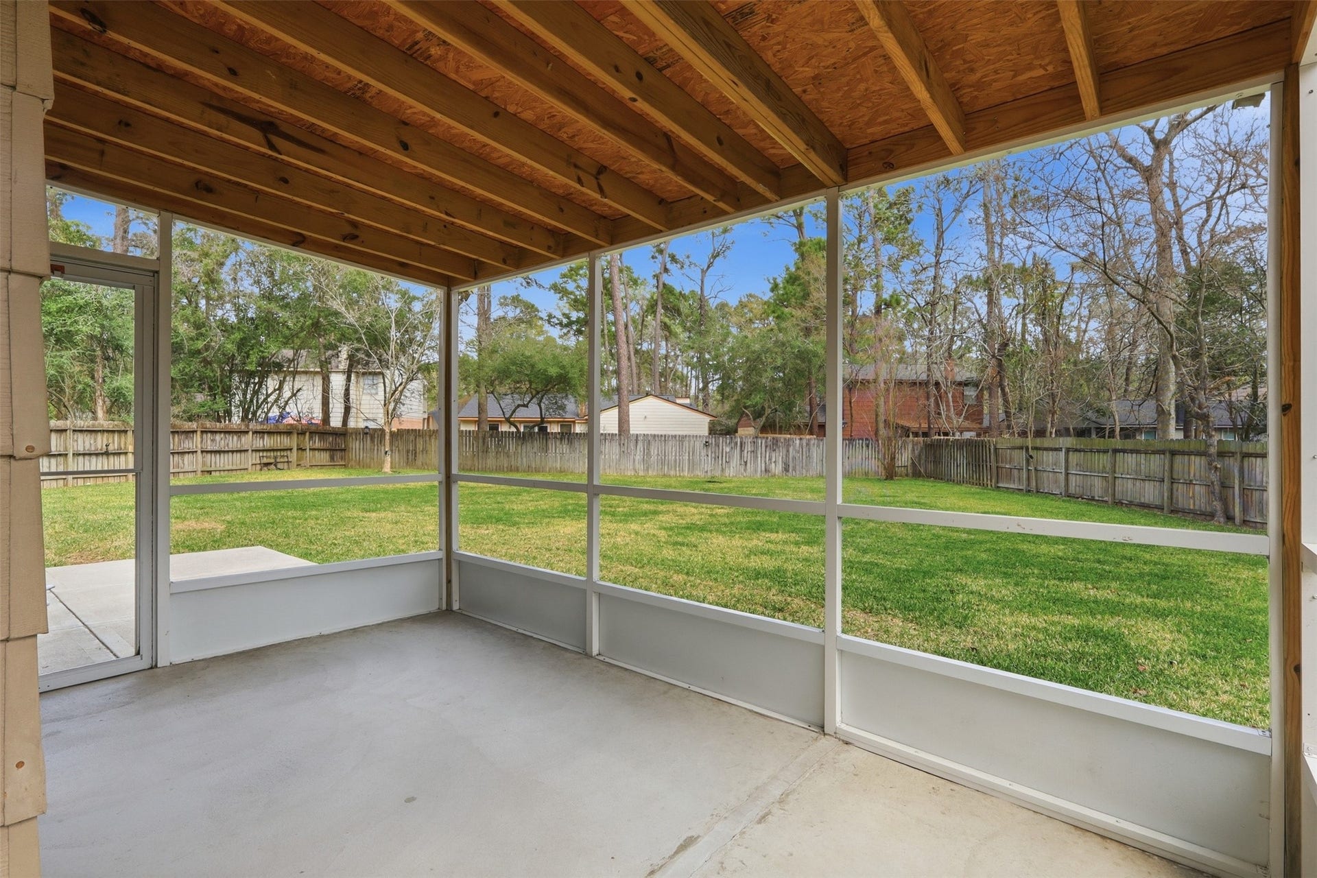 10 E Broken Oak Court, Spring, TX 77381 This screened in patio is great for entertaining guests, or having a nice meal out doors!