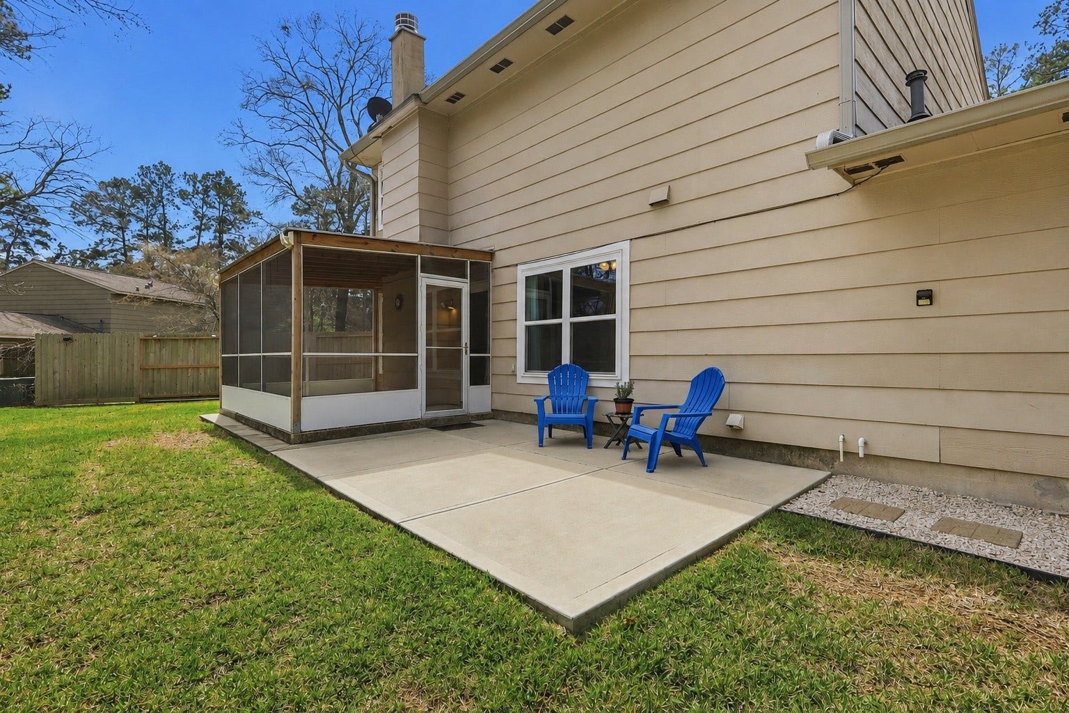 10 E Broken Oak Court, Spring, TX 77381 Spacious backyard patio with screened-in porch, offering the perfect blend of indoor and outdoor living.