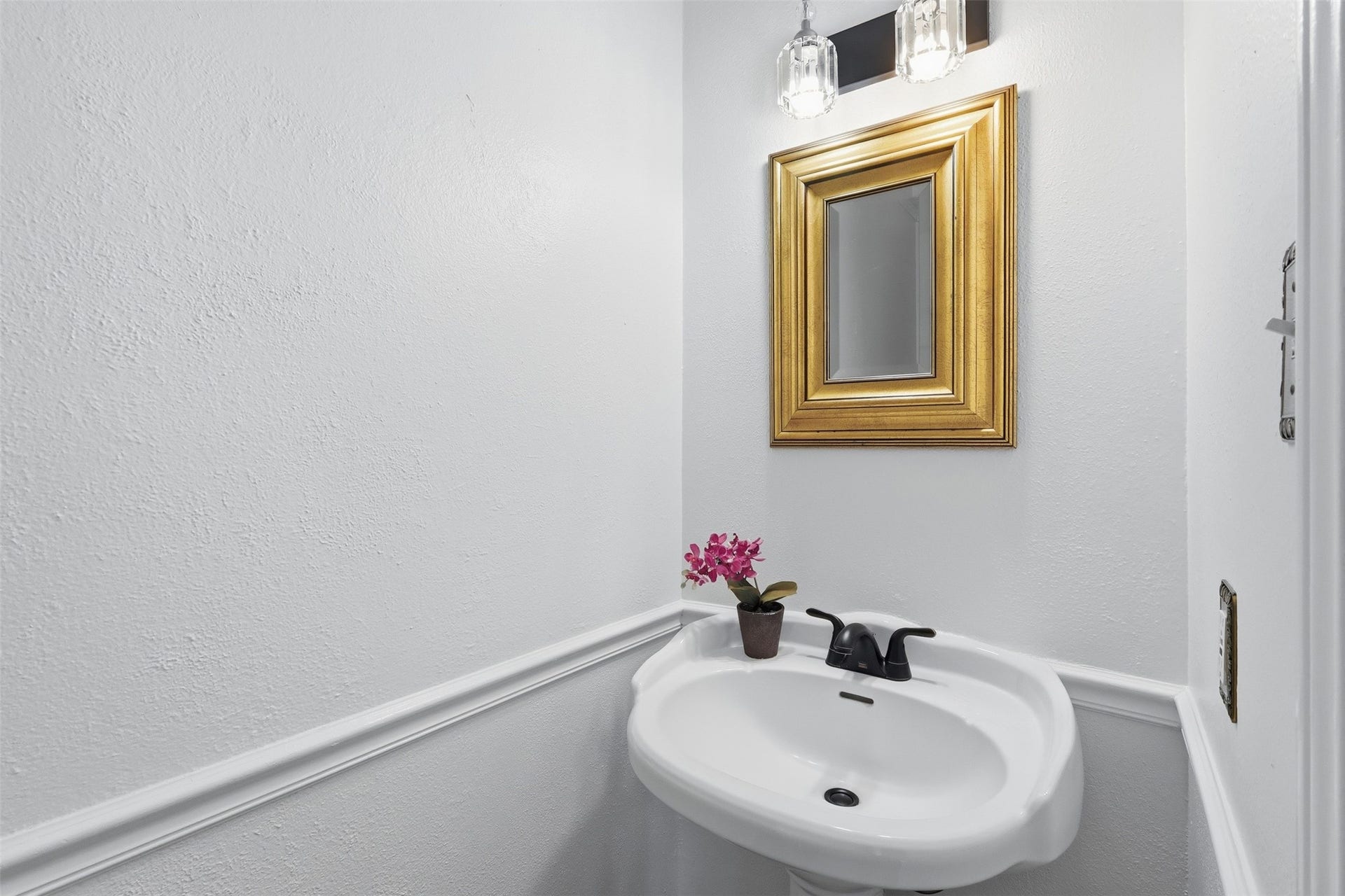 10 E Broken Oak Court, Spring, TX 77381 Downstairs half bath.