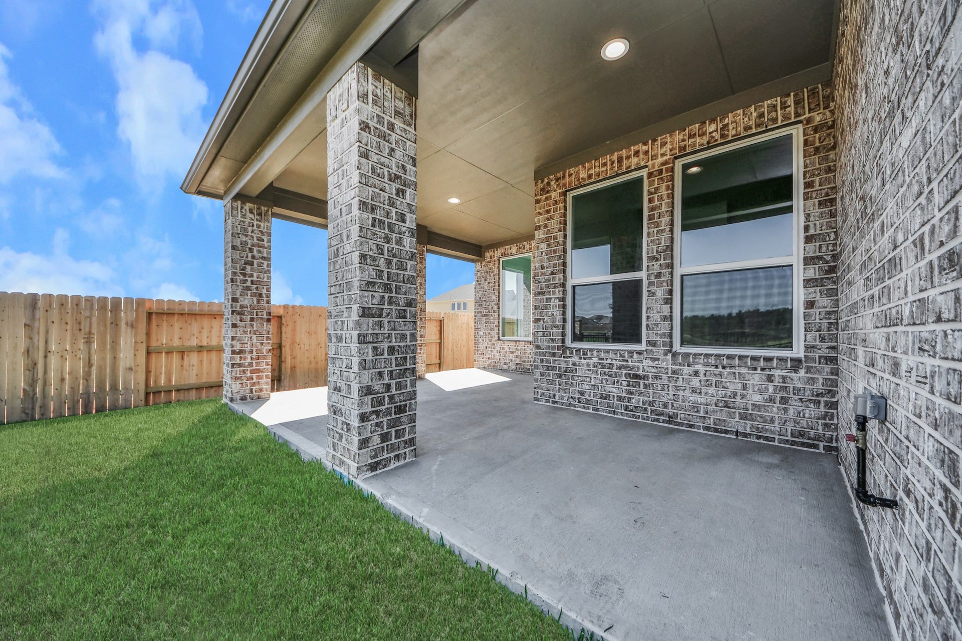 19046 Cape Capasso Drive, Hockley, TX 77447 Sample photo of completed home with similar floor plan. Actual colors and selections may vary.