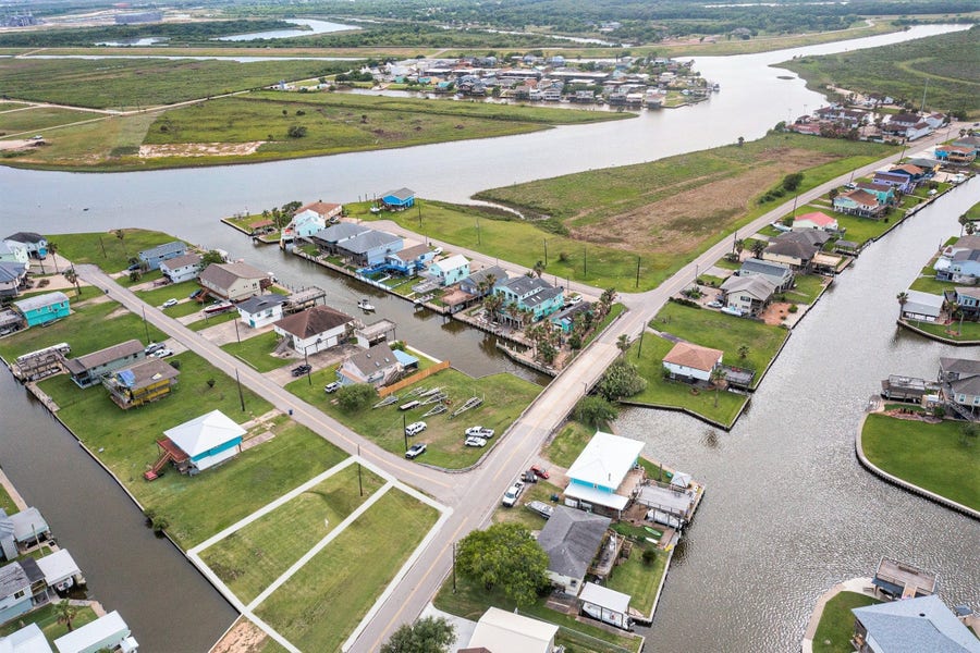 Property photo for 106 Jolly Boat Lane, Freeport, TX