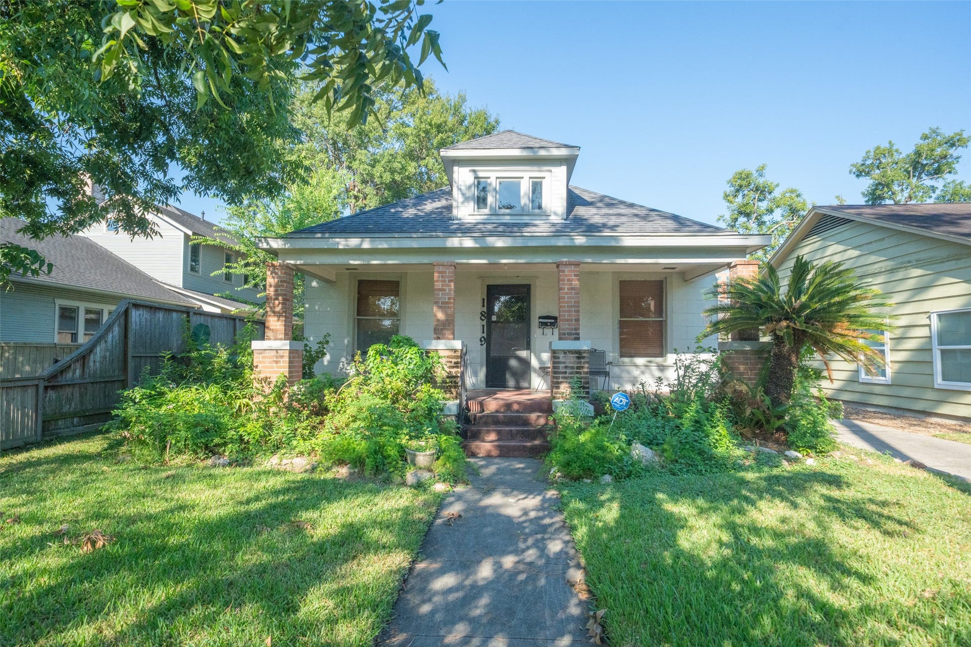 1819 Cortlandt Street, Houston, TX 77008 Home has been family owned for over 50 years and is a classic representation of the days of old in the Houston Heights.