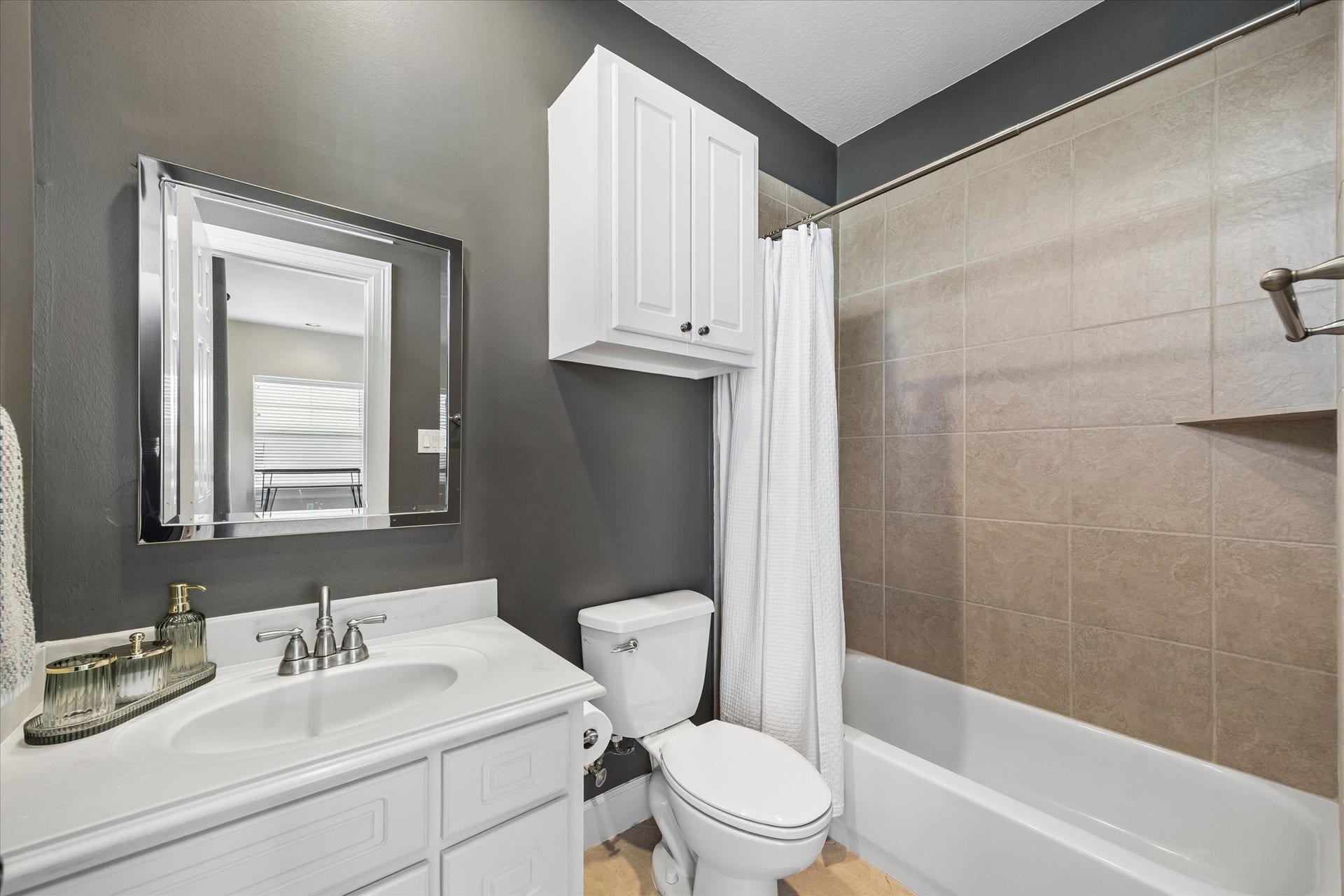 5111 Inker Street, #C, Houston, TX 77007 Third floor secondary en suite bathroom with tub/shower combination.