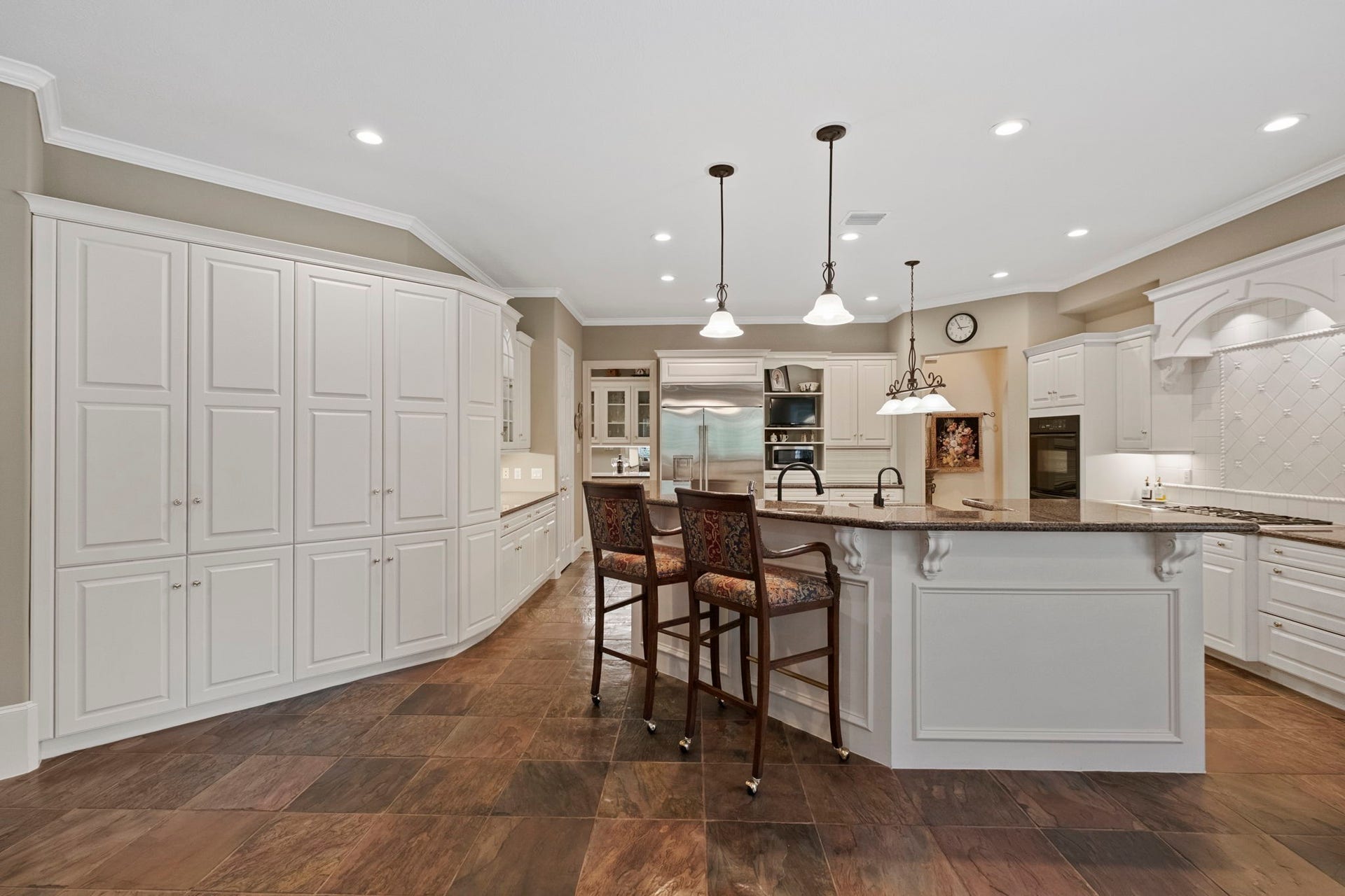 7 Silverloch Court, Sugar Land, TX 77479 Abundant cabinetry for ample storage.