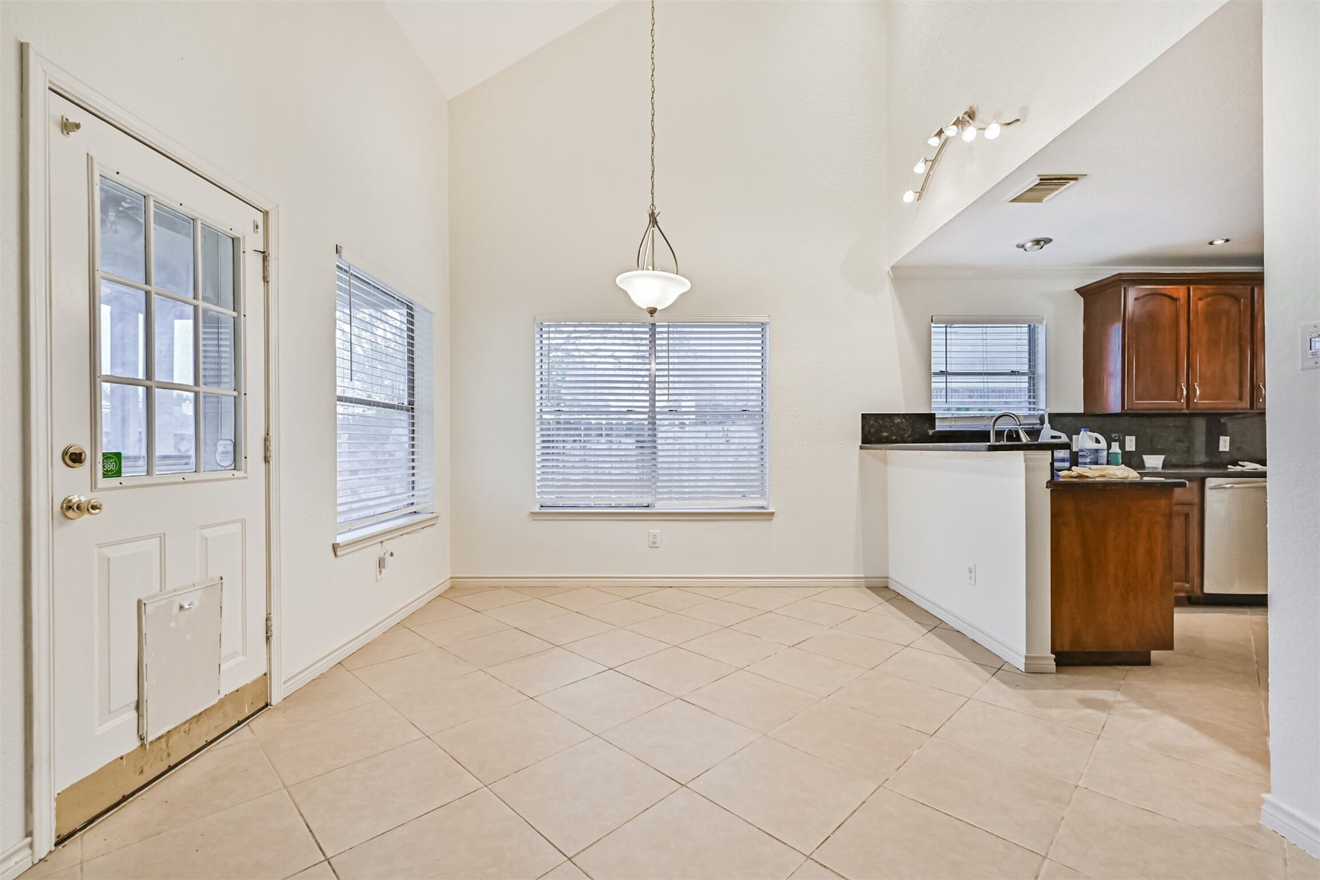 914 Chase Creek Circle, Bacliff, TX 77518 Breakfast space