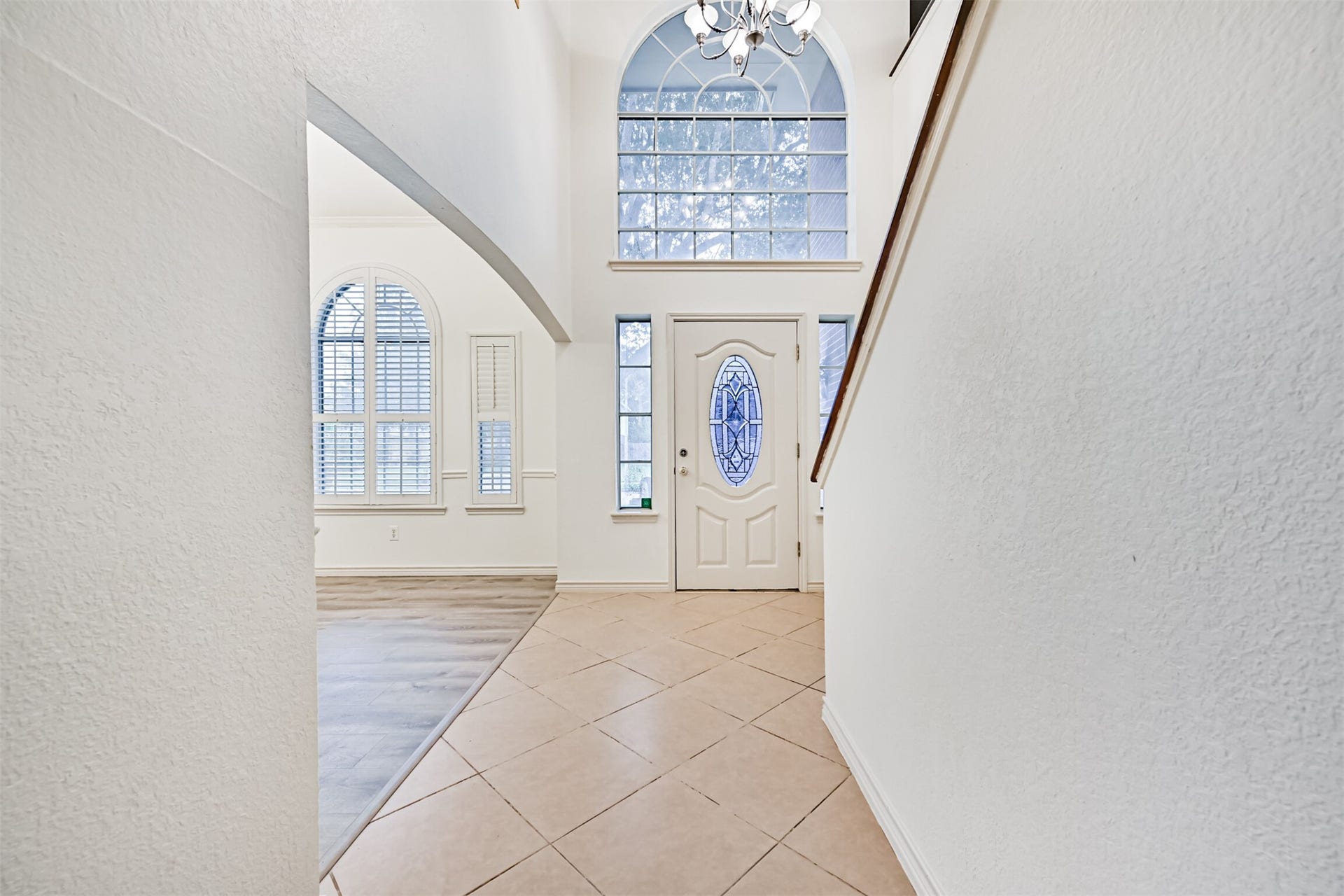 914 Chase Creek Circle, Bacliff, TX 77518 Entry hallway