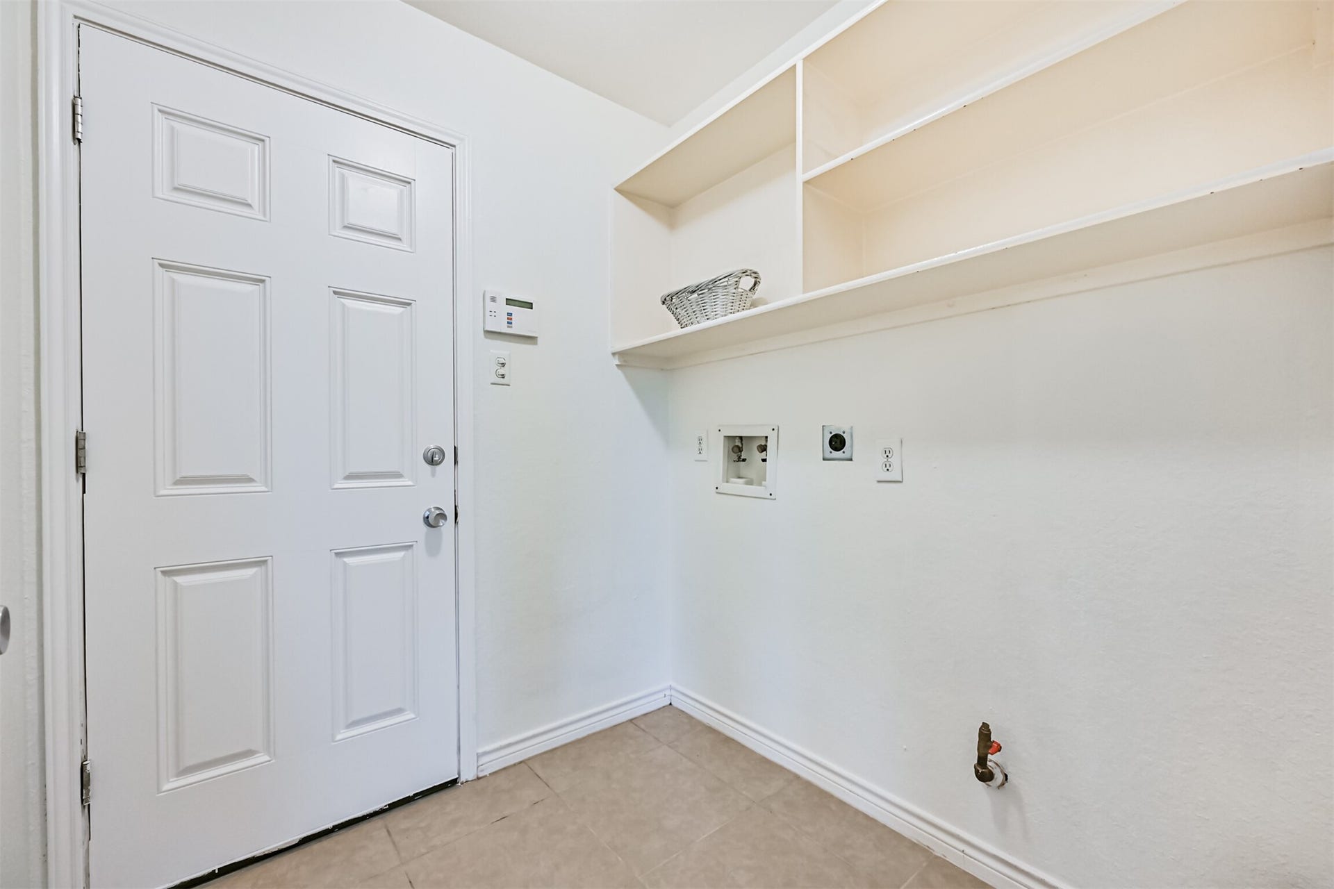 914 Chase Creek Circle, Bacliff, TX 77518 Laundry