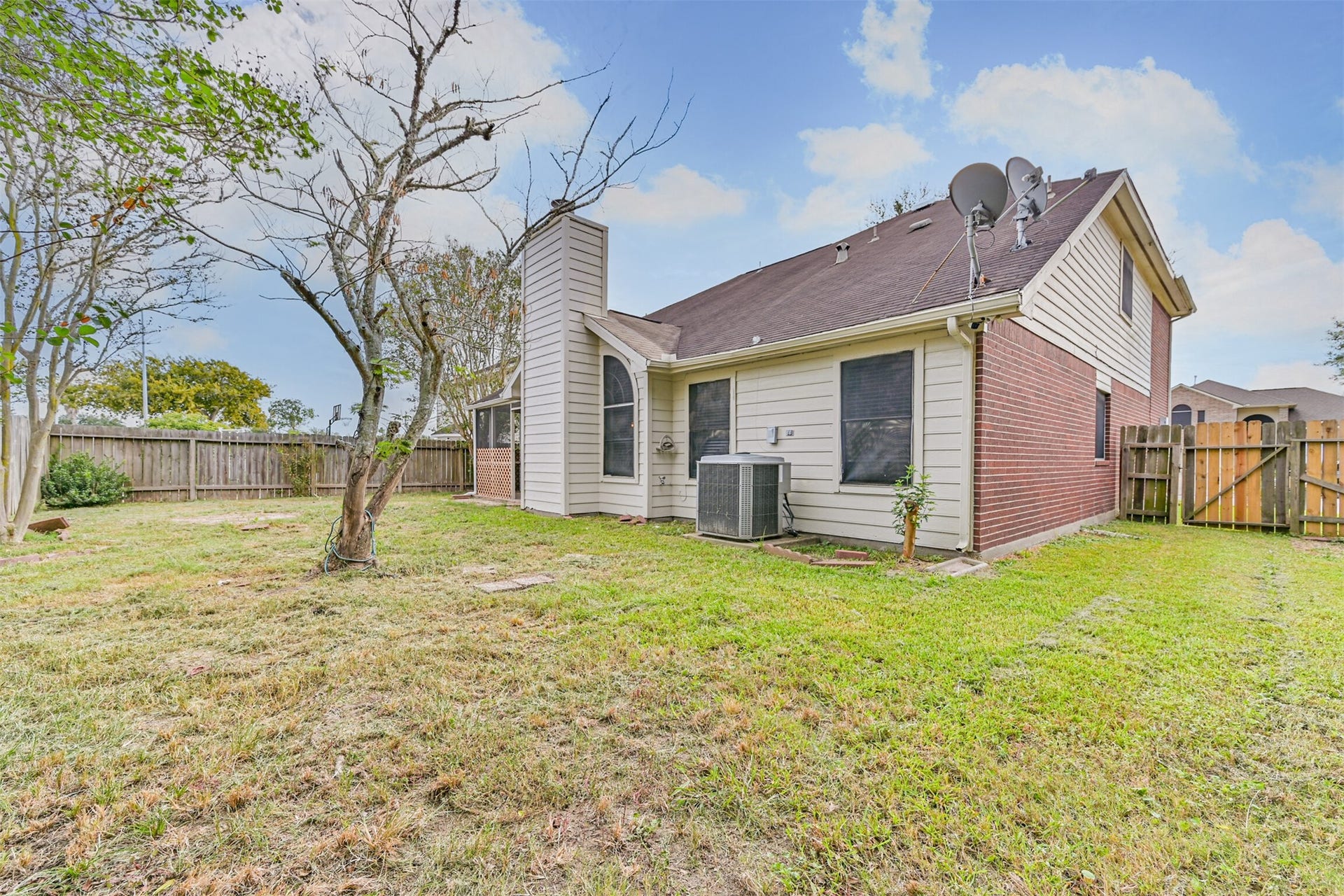 914 Chase Creek Circle, Bacliff, TX 77518 Large backyard