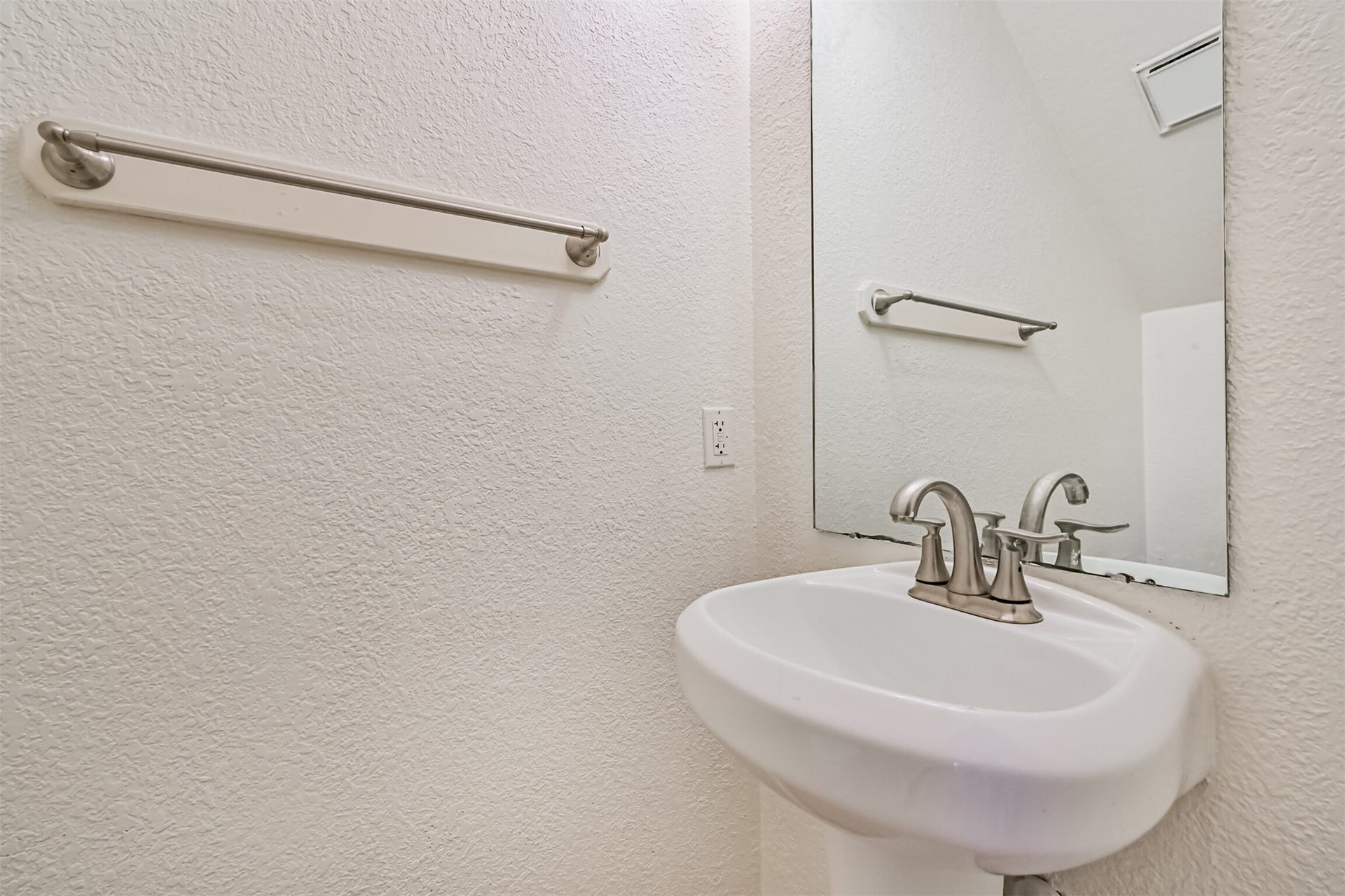 914 Chase Creek Circle, Bacliff, TX 77518 Half bath downstairs