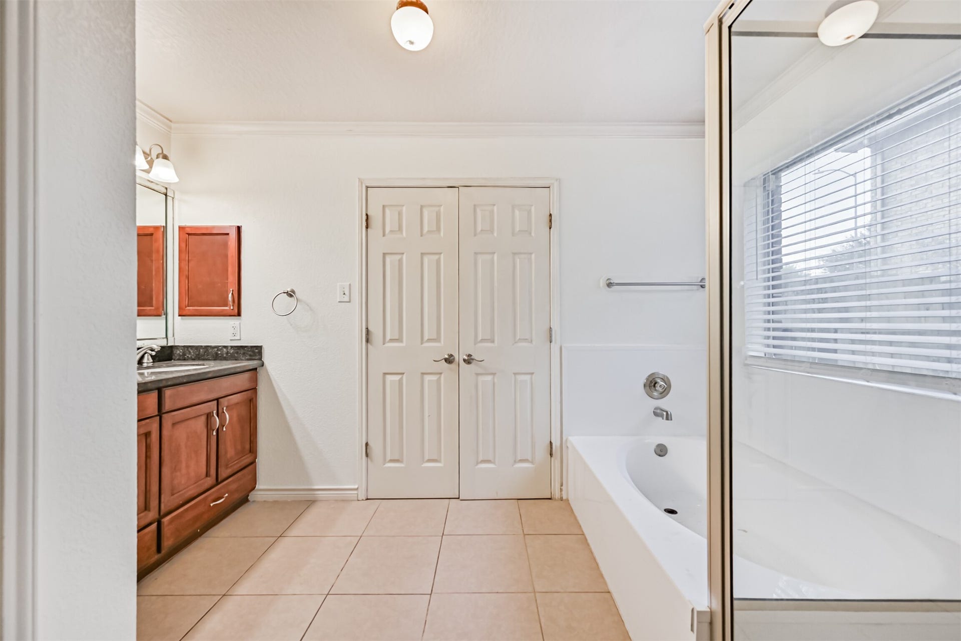 914 Chase Creek Circle, Bacliff, TX 77518 Primary bathroom