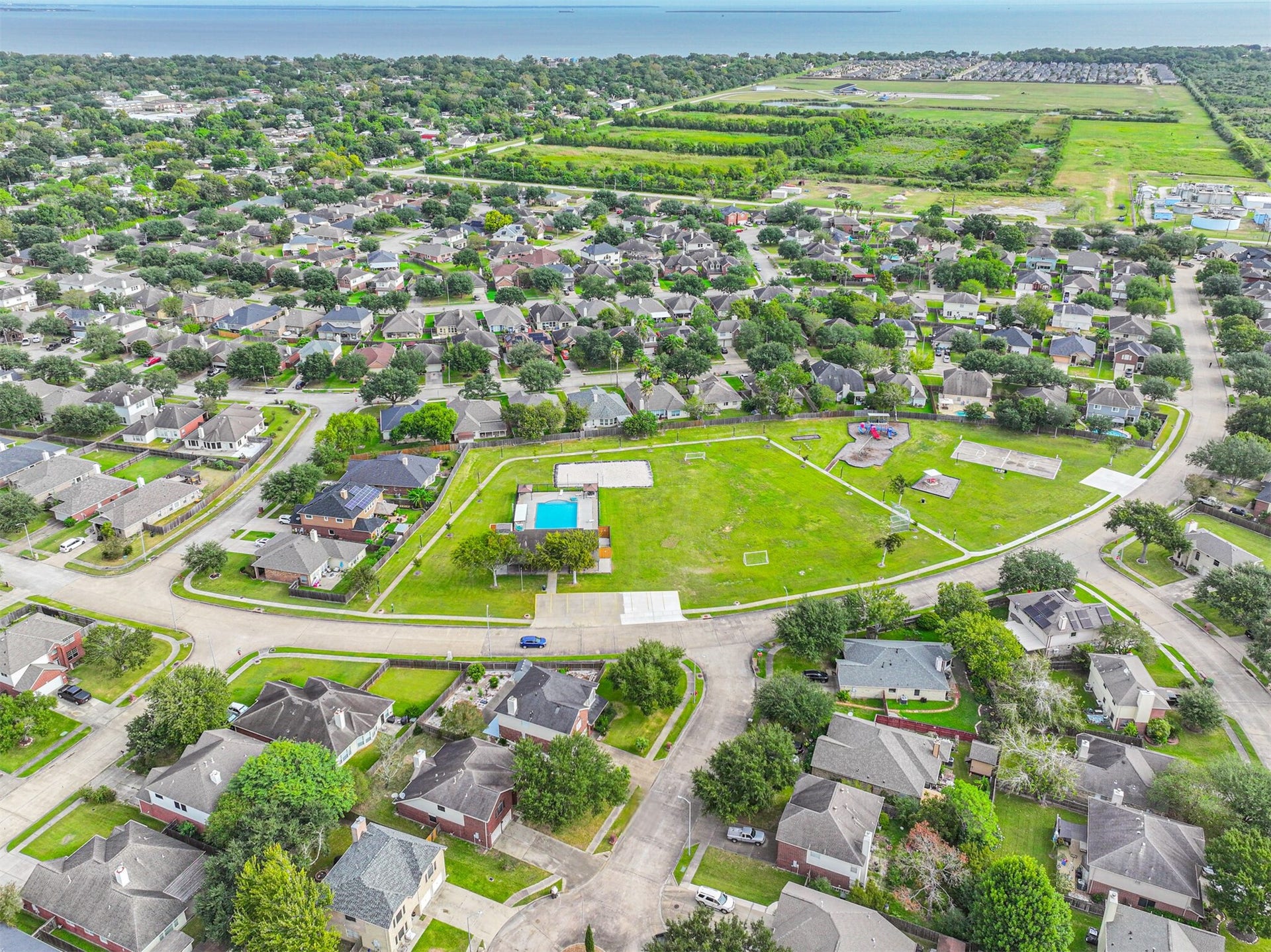 914 Chase Creek Circle, Bacliff, TX 77518 Aerial view- on cut de sac right by pool and park