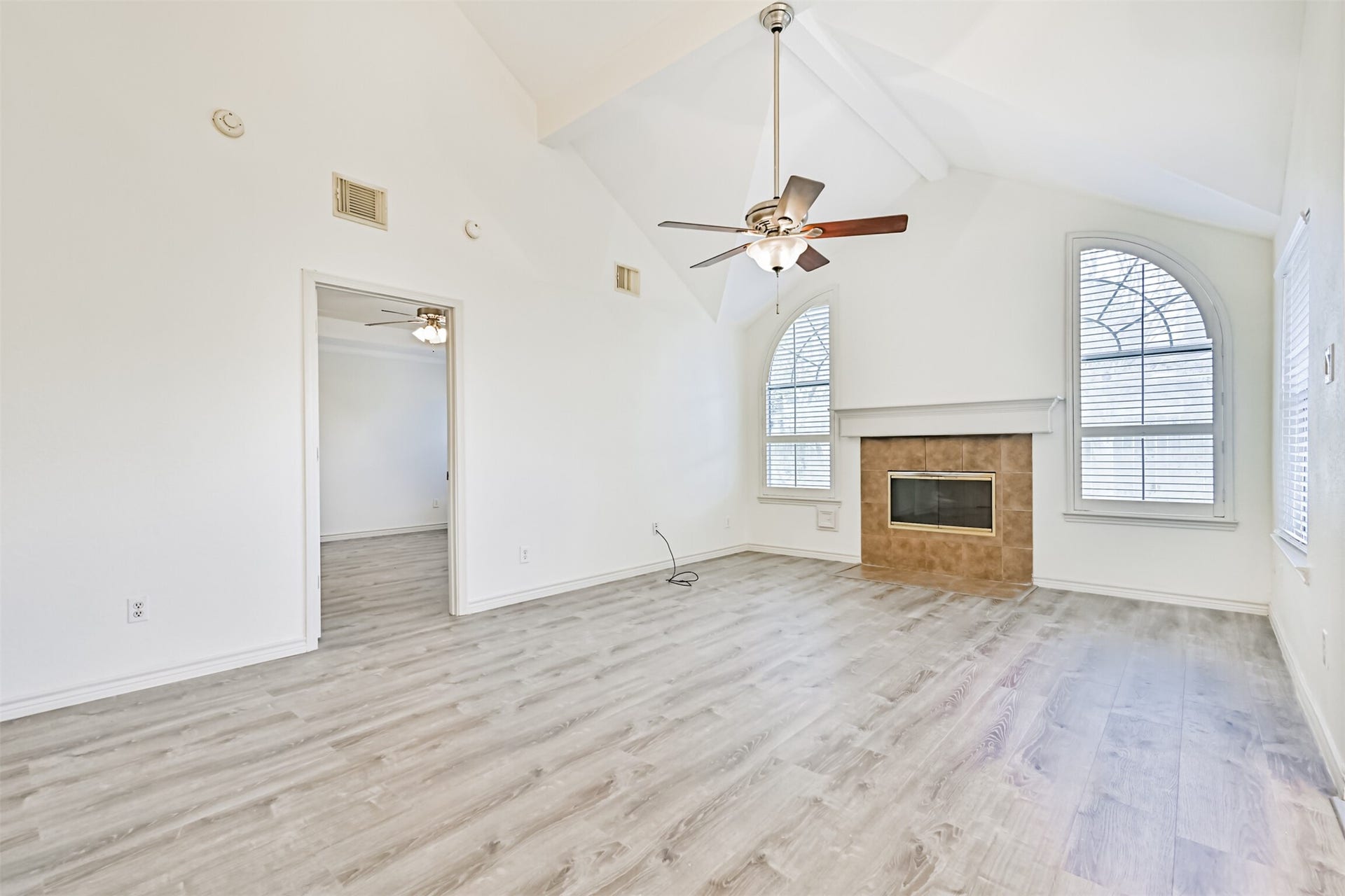 914 Chase Creek Circle, Bacliff, TX 77518 Living room
