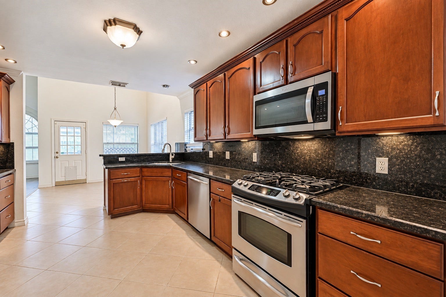 914 Chase Creek Circle, Bacliff, TX 77518 Kitchen