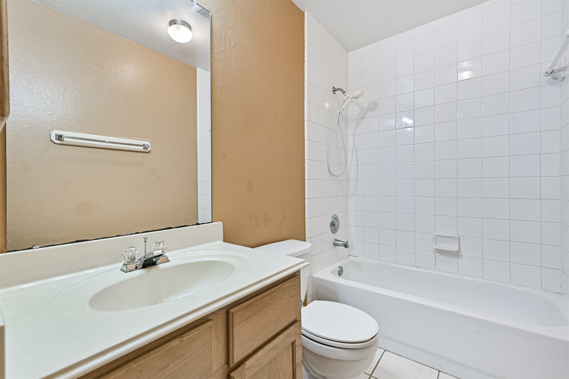914 Chase Creek Circle, Bacliff, TX 77518 Upstairs full bath