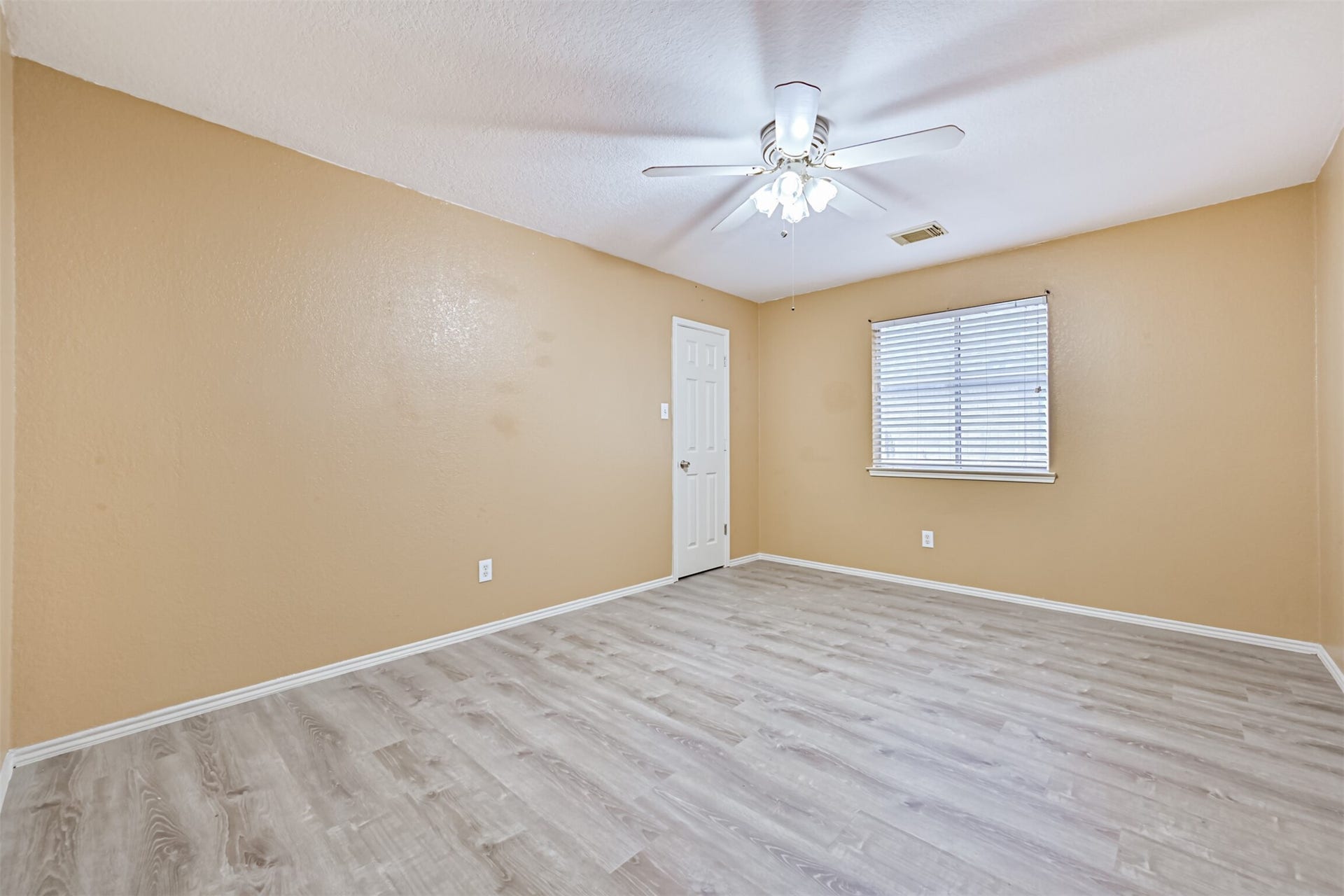 914 Chase Creek Circle, Bacliff, TX 77518 Upstairs bedroom 1