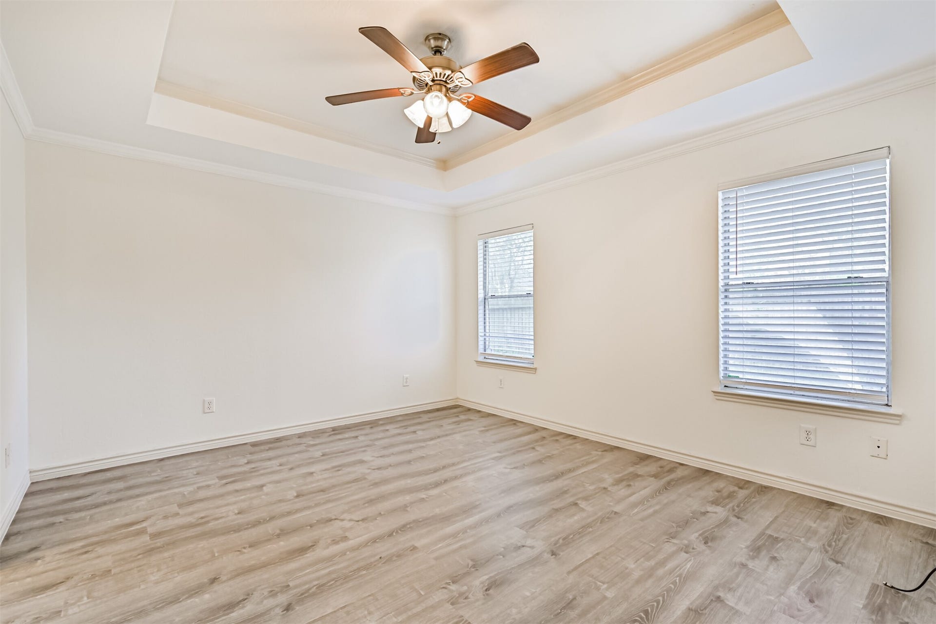 914 Chase Creek Circle, Bacliff, TX 77518 Primary bedroom