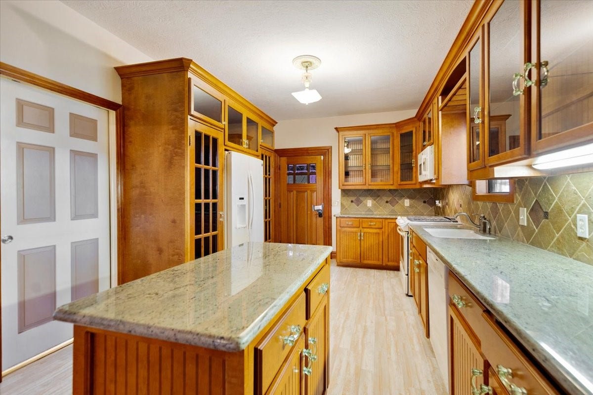 816 W Adoue Street, Alvin, TX 77511 816 W Adoue Street, Alvin, TX 77511