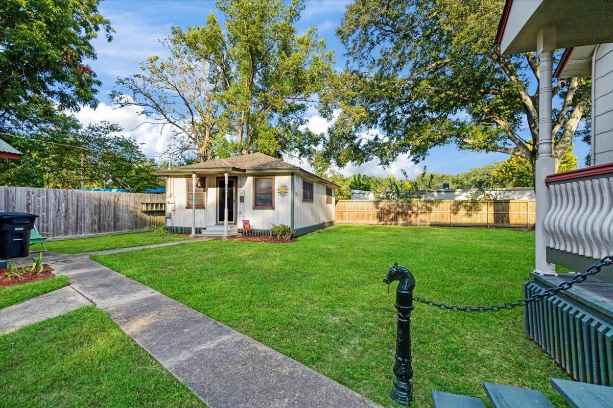 816 W Adoue Street, Alvin, TX 77511 816 W Adoue Street, Alvin, TX 77511