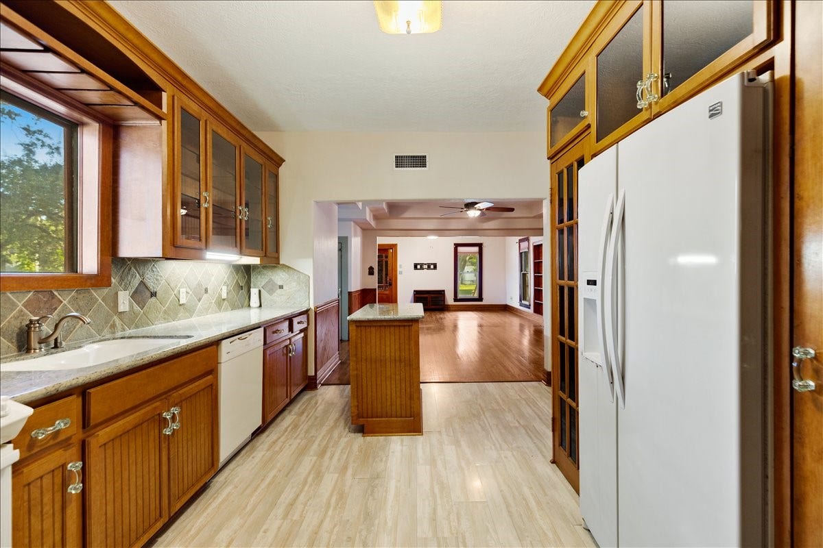 816 W Adoue Street, Alvin, TX 77511 816 W Adoue Street, Alvin, TX 77511